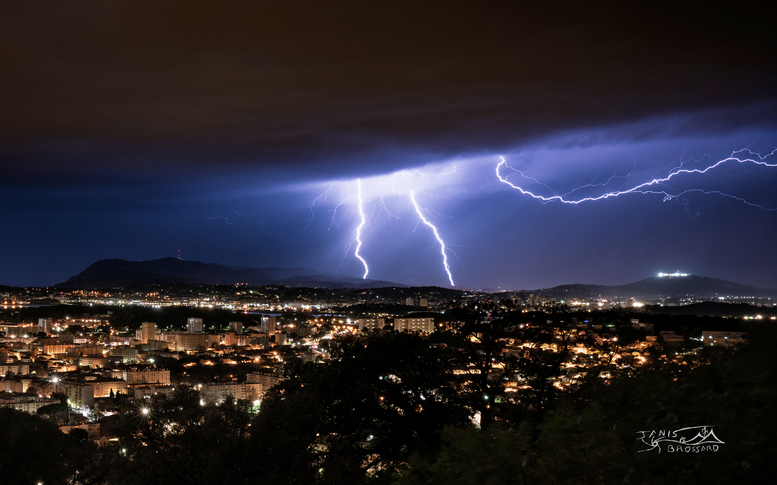 Qui aurait cru que j'allais mettre un post tout frais sorti du four en cette période hivernale et si proche de Noël ?
Pourtant, cela a bien eu lieu : un orage a très ponctuellement sévi sur Six-Fours vers 5h du matin, offrant à chaque manifestation électrique un impact nuage-sol ! Dont ce doublet qui fera très vite oublier qu'on est en décembre... - 23/12/2025 06:00 - janis brossard