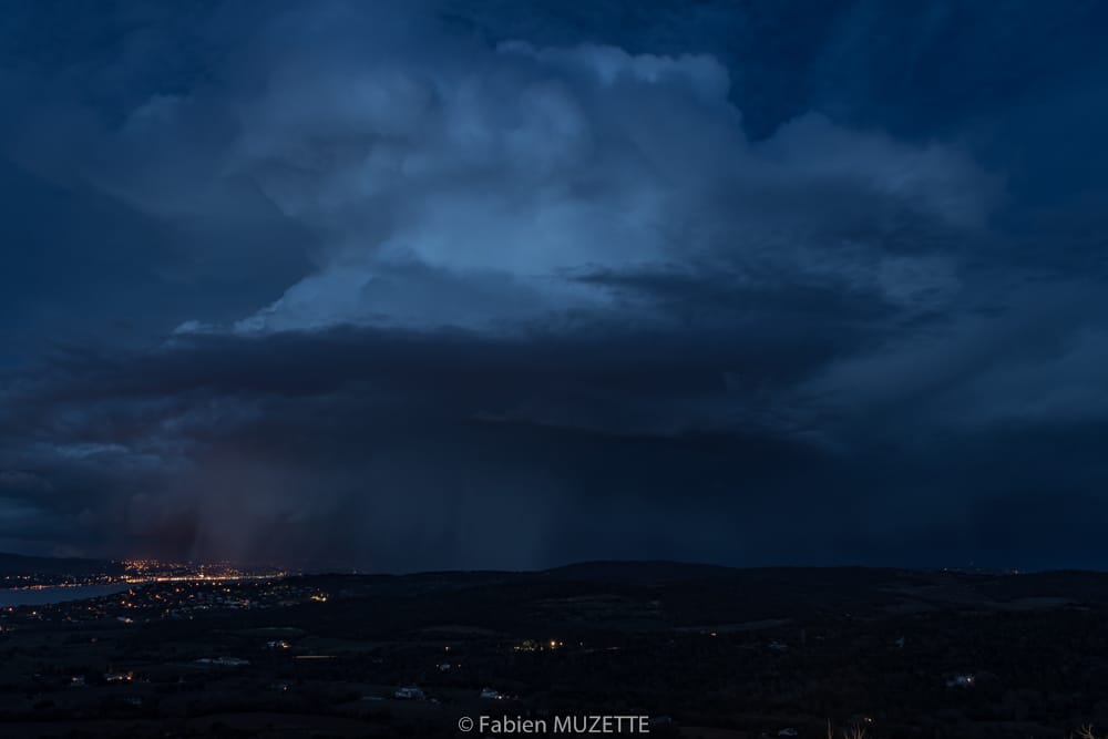 Cellule orageuse (neige, grêle et pluie) ayant donné de nombreux impacts de foudre sur le Massif de l'Esterel en soirée - 23/01/2019 18:20 - FABIEN MUZETTE