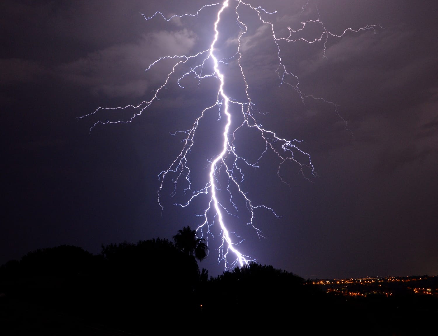 Foudre nocturne sur Nice - 24/07/2016 01:58 - Nicolas Legendre