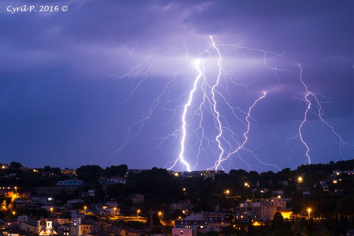 Orage transitant près d'Antibes (Alpes-Maritimes). Pose de 30 secondes. - 24/07/2016 00:00 - Cyril PLOTON