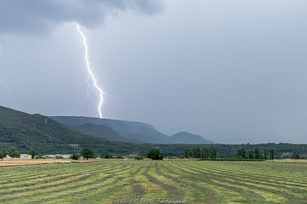 Puissant impact de foudre à l'ouest de Saint-Maximin-la-Sainte-Baume (Var), sur le massif du Mont Aurélien. - 23/07/2016 14:00 - Olivier FOUCAUD