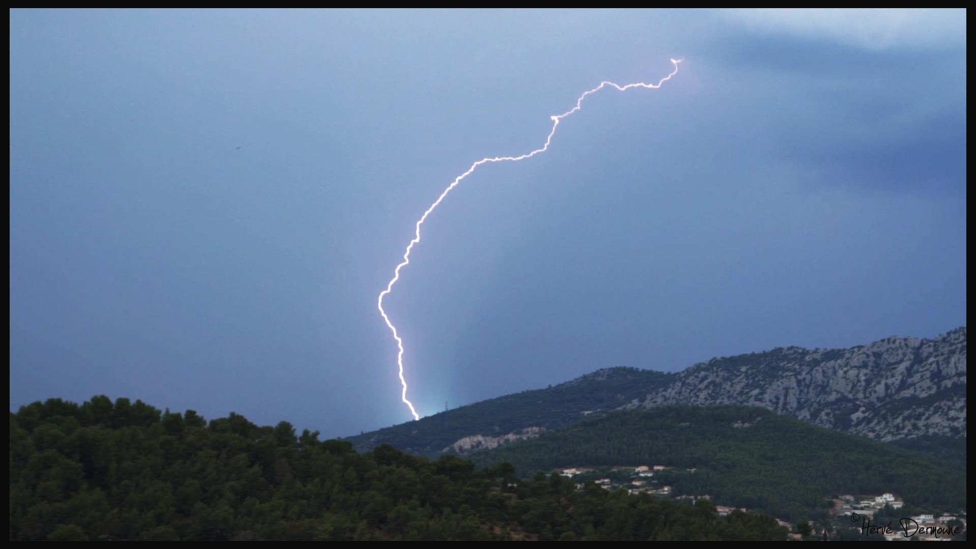 Impact avec un power flash qui tombe derrière le mont Coudon vu du Rocher de La Garde. - 23/07/2016 11:59 - Hervé Dermoune
