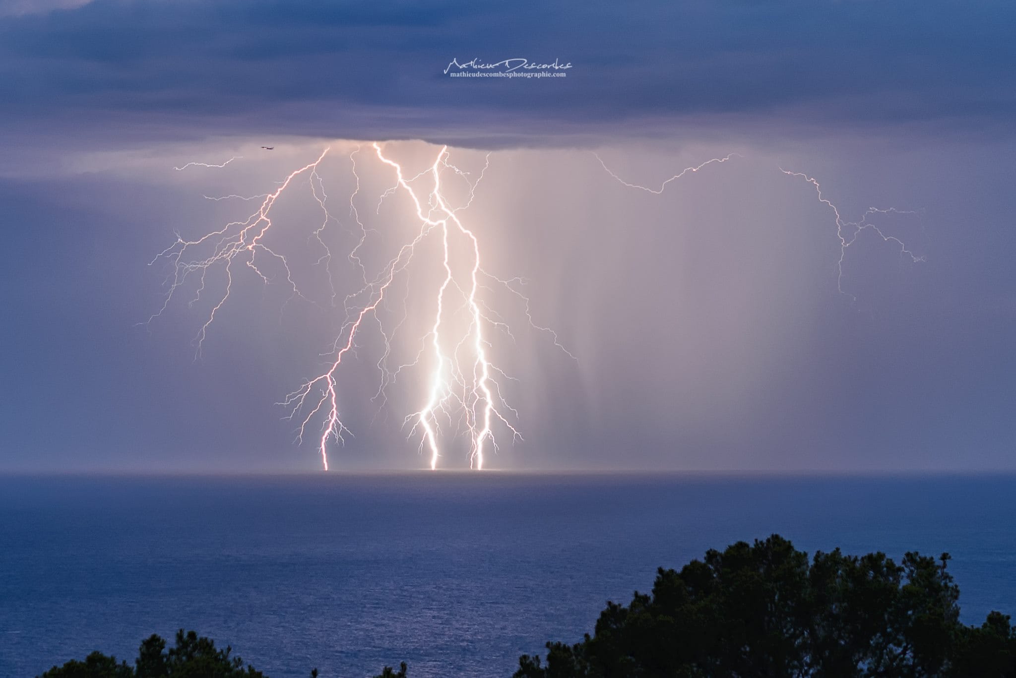 Petite cellule Orageuse qui a pris près de Nice pendant l'heure bleu le samedi 23 Juillet. Triple Impact ramifié près d'un avion - 23/07/2016 22:23 - Mathieu Descombes