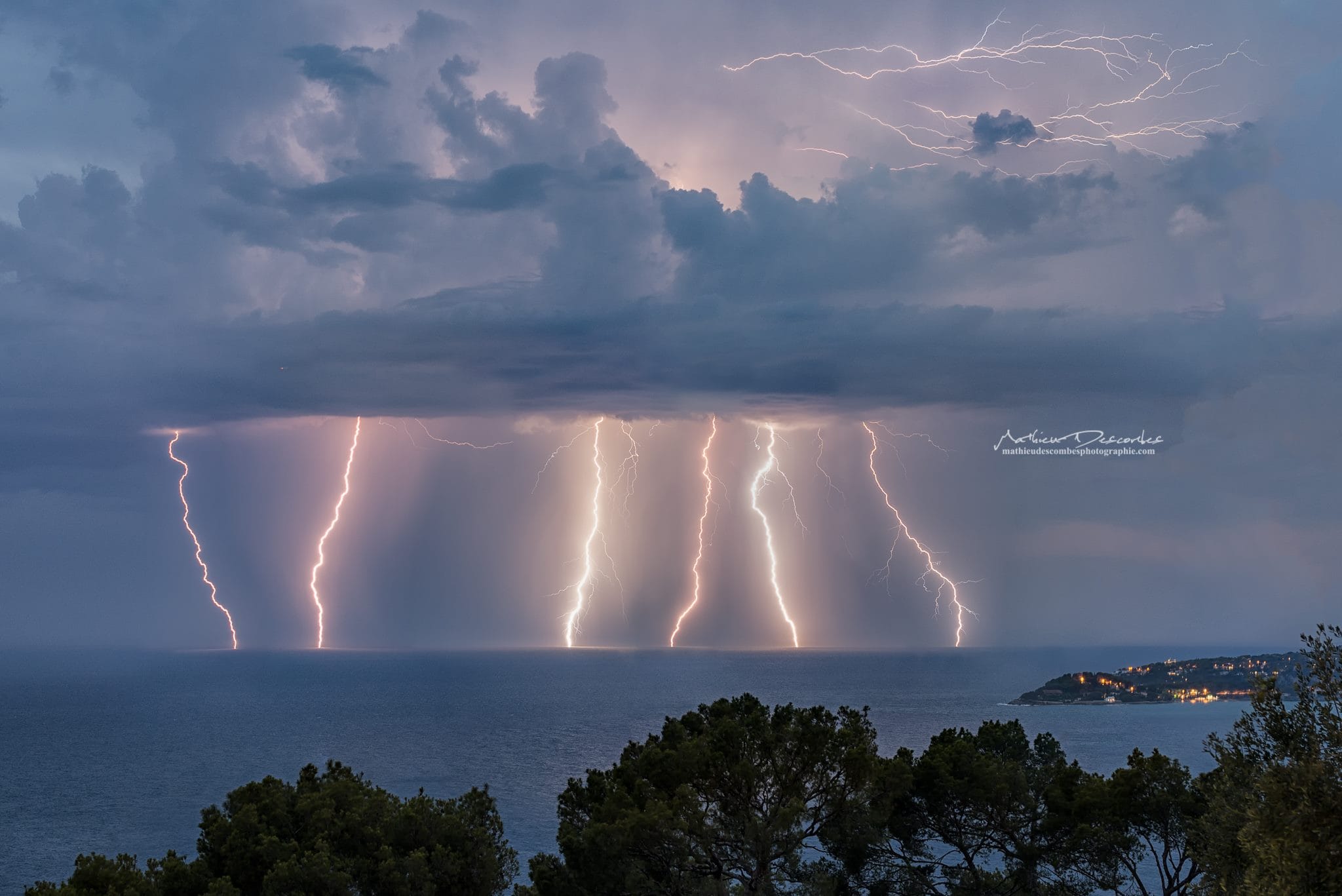 Toujours sur la cote d'azur pendant la soirée du 23 Juillet. Empilement de quelques photos de cette cellule qui à durée une trentaine de minutes. - 23/07/2016 22:23 - Mathieu Descombes