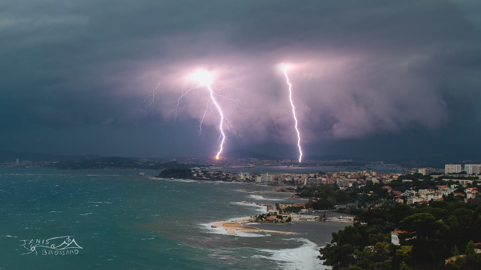 23 octobre 2019; 

La métropole Toulonnaise en fin de journée subira une vague orageuse remarquable pour cette année 2019.. un secteur  déficitaire en événements météorologiques aussitôt gavé ! 
Arcus, ramifié, positif et mer déchaîné  au menu, quoi de plus ? - 23/10/2019 18:00 - Janis BROSSARD