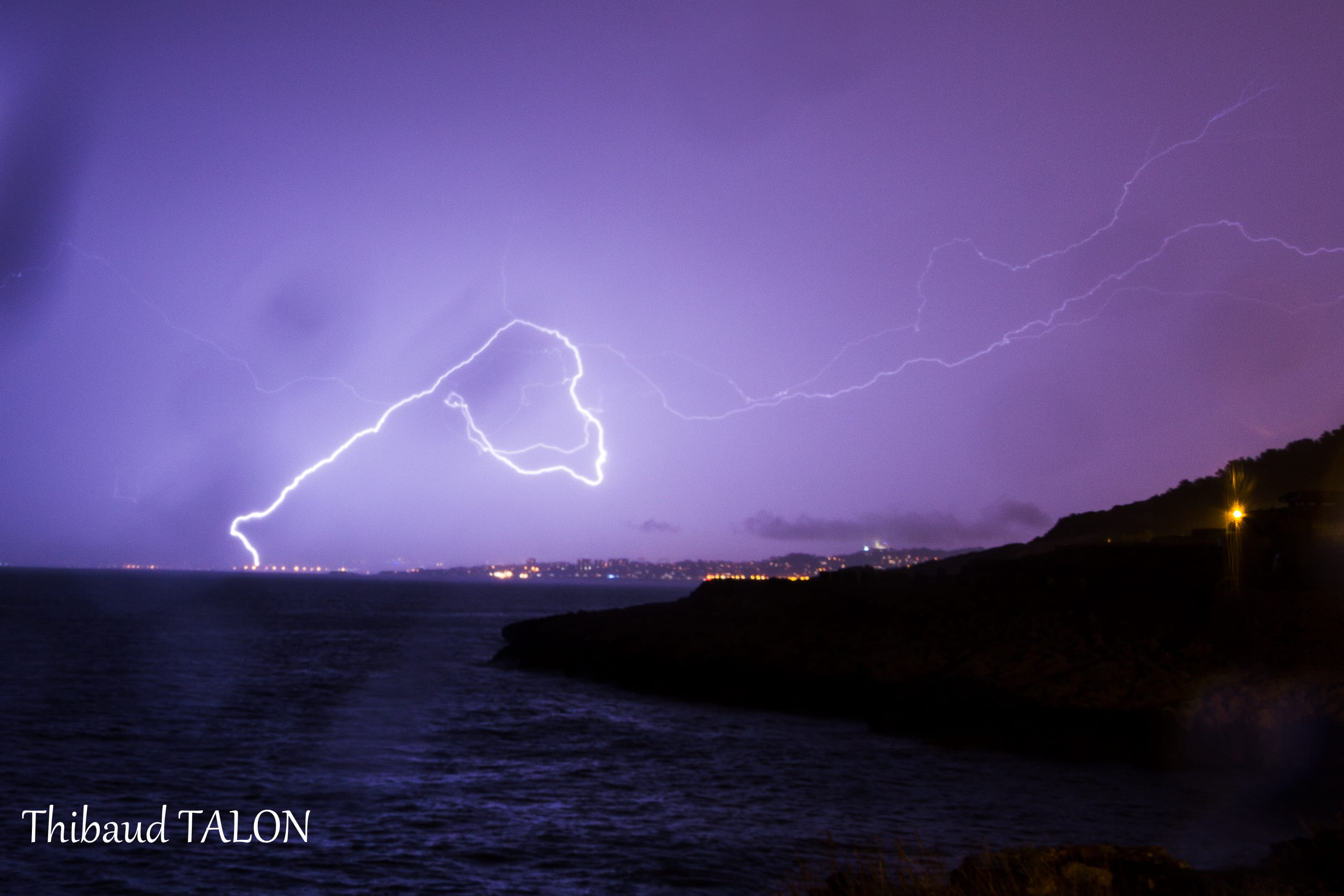 Fin de la vague orageuse du 22 et 23 octobre.
Cette photo est prise le soir du mercredi 23 ocobre à Marseille alors que la perturbation continu son chemin vers l'est. - 23/10/2019 22:05 - Thibaud Talon