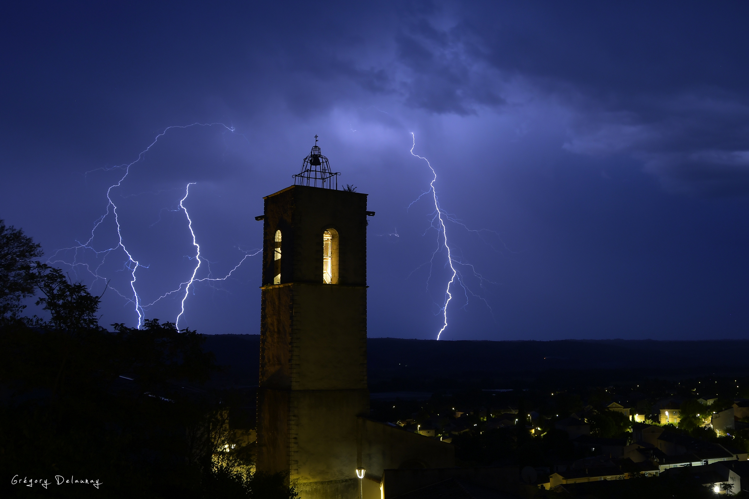 Orage du 24 aout 2026 sur la commune de Volx. Très nombreux éclairs à l'avant. - 24/08/2026 21:01 - Grégory Delaunay