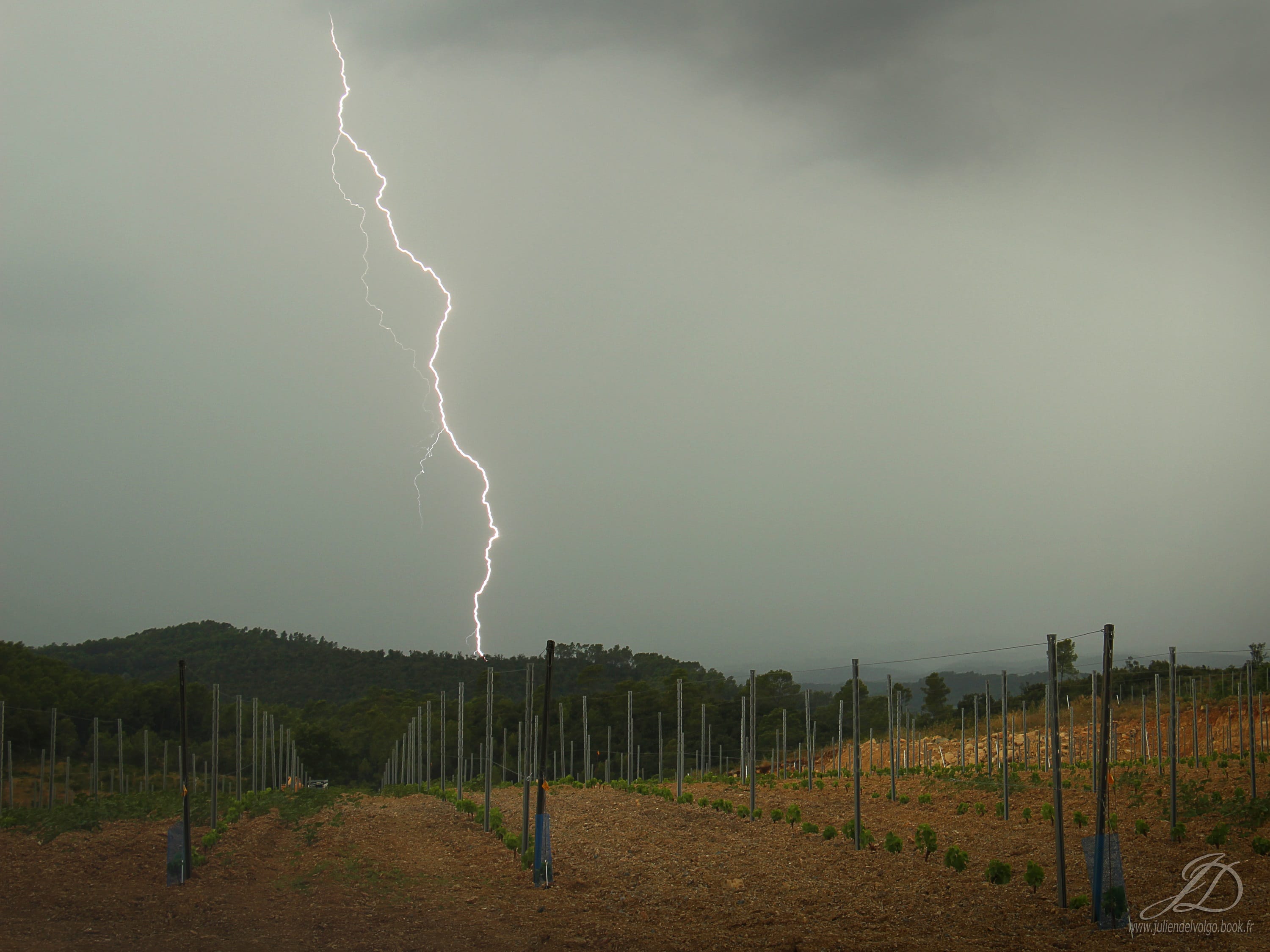 Orage aujourd'hui 24 juillet 2016 vu depuis le Haut-Var vers Carcès.
© www.juliendelvolgo.book.fr - 24/07/2016 18:31 - Julien Del Volgo