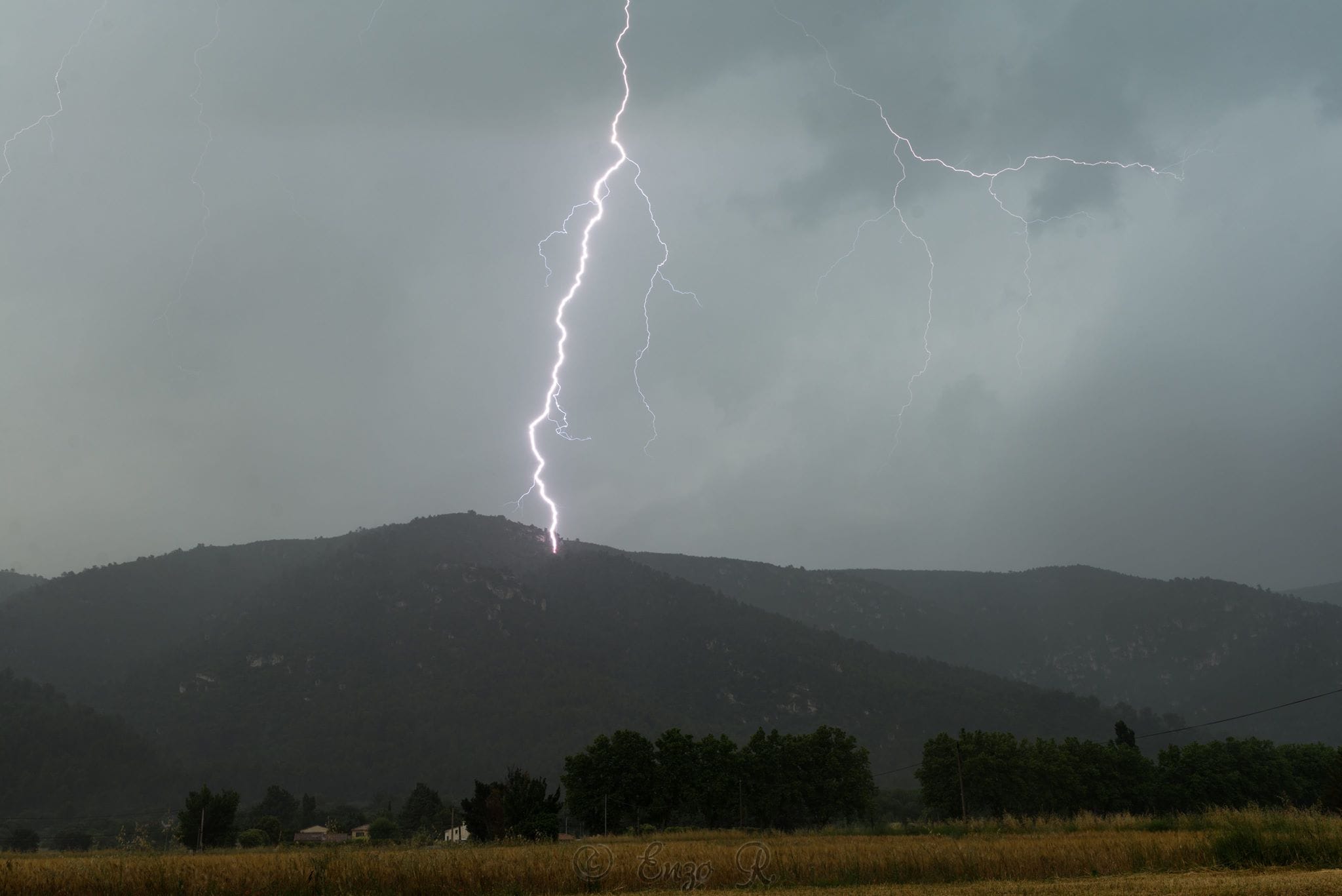 Orage à Signes en fin d'après midi, à l'avant d'une puissante cellule orageuse qui dévastait Saint-Maximin la Sainte Baume - 24/06/2018 18:00 - Enzo Retteler