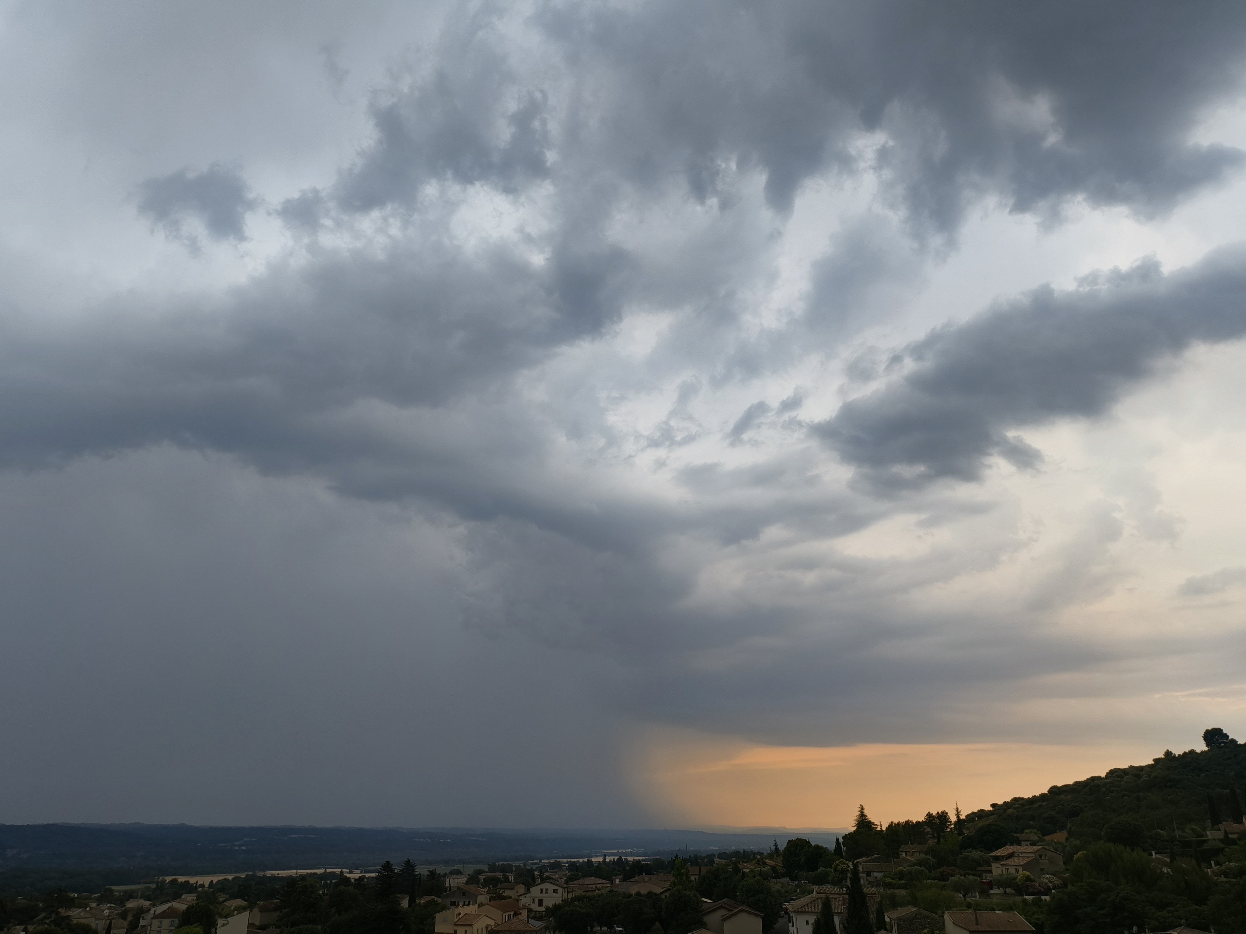 Orage approchant sur le plateau de Valensole, nombreux éclairs ( pas en photo hélas) - 24/06/2026 16:30 - Grégory DELAUNAY