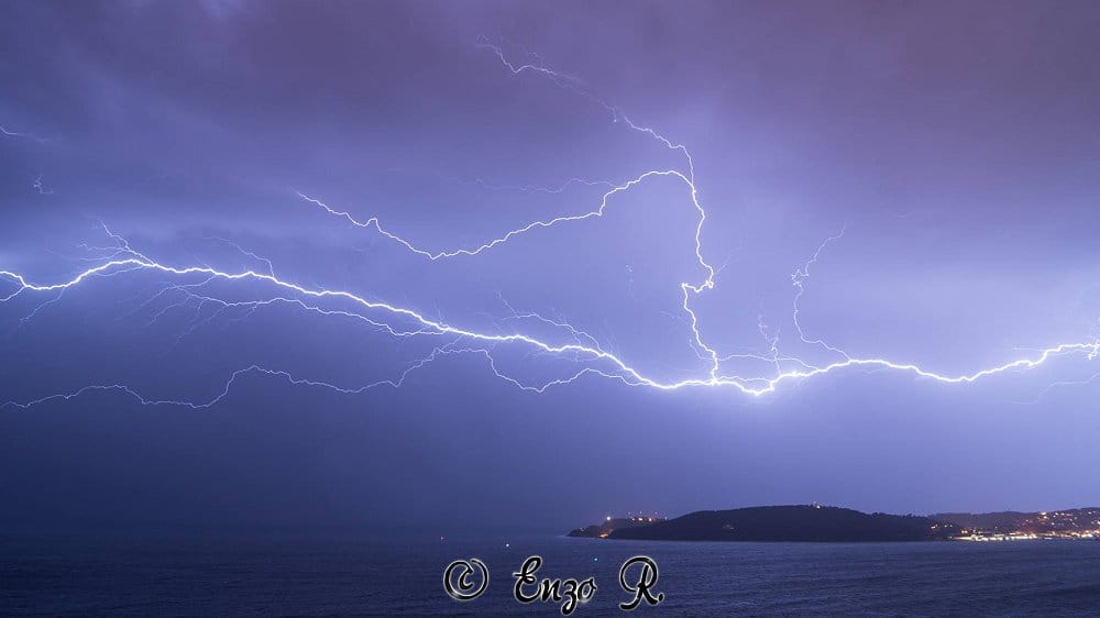 Orage au Cap Brun, près du Mourillon à Toulon. Eclair intra-nuageux au dessus de la rade, à l'avant du QLCS qui est remonté de Méditerranée, avec une activité électrique globalement soutenue pour une fin de mois de Novembre. - 24/11/2016 03:00 - Enzo RETELLER