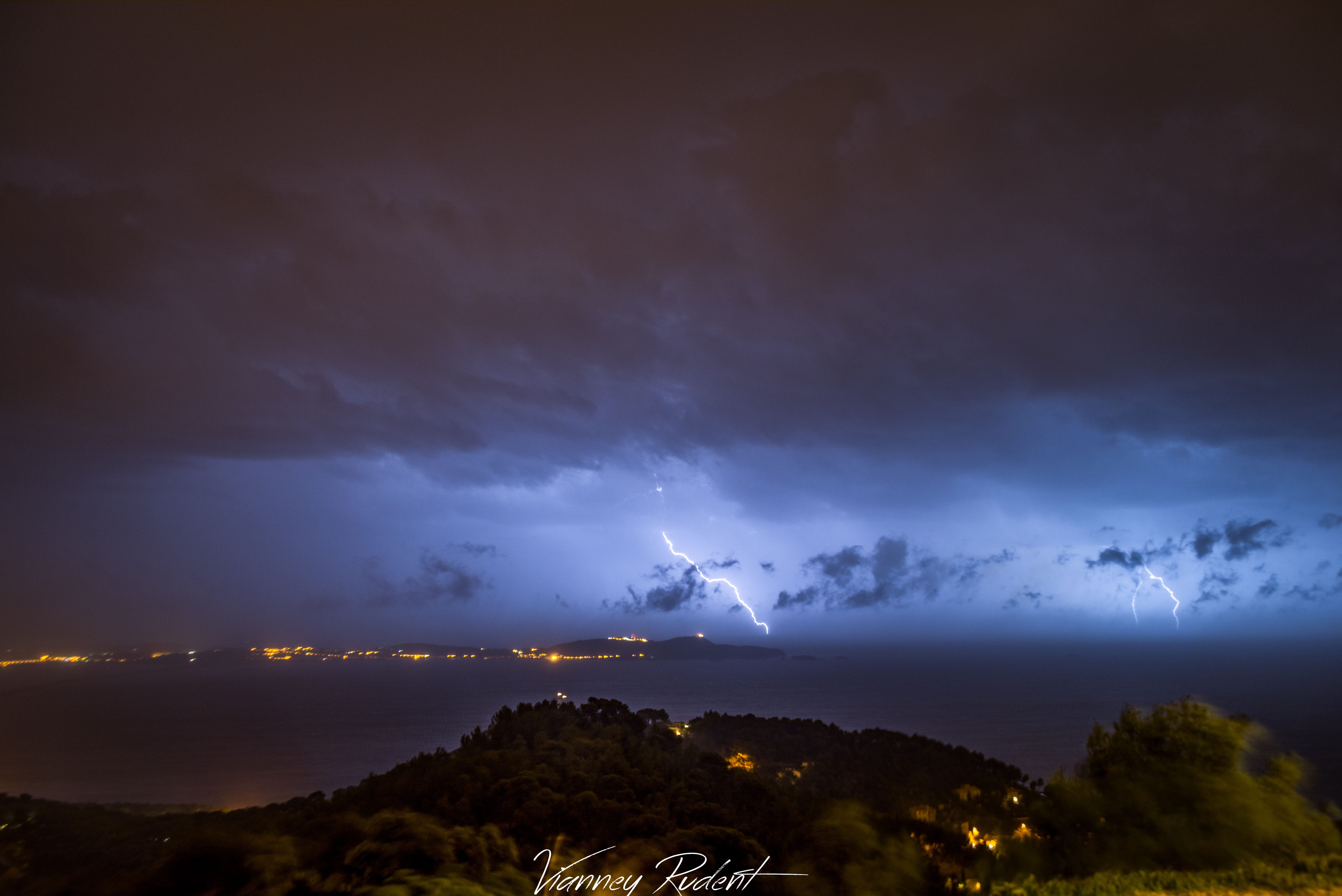 Impacts au large de la presqu'ile de Giens dans le var. Conditions dantesques avec fortes rafales de vent - 24/11/2016 02:54 - Vianney Rudent