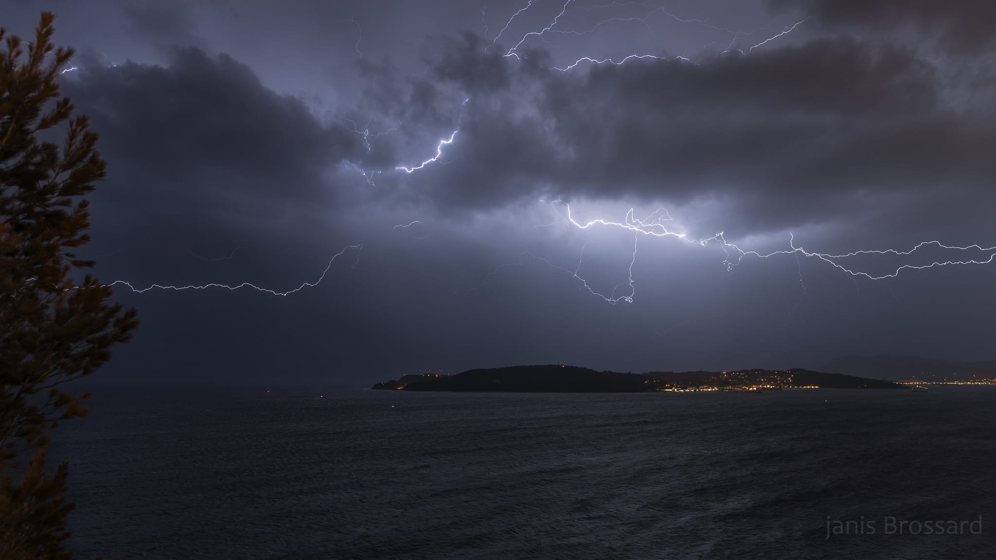 A l'approche de la ligne orageuse plutot atypique pour une fin novembre  (500 km de long), depuis le Cap Brun (Toulon 83), les conditions pour la prise de photo relevaient du défi. Au menu, fortes rafales de vent avec des seaux d'eau .. - 24/11/2016 01:48 - Janis BROSSARD