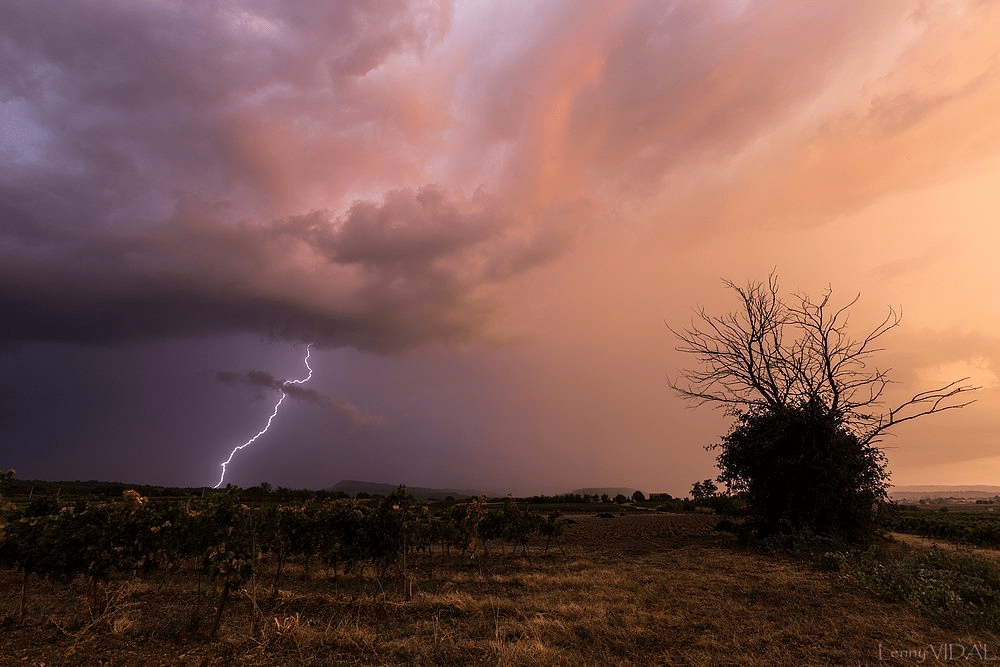 Orage vu depuis Mazan (84) sur le Lubéron au coucher du soleil. - 24/09/2016 22:00 - Lenny VIDAL