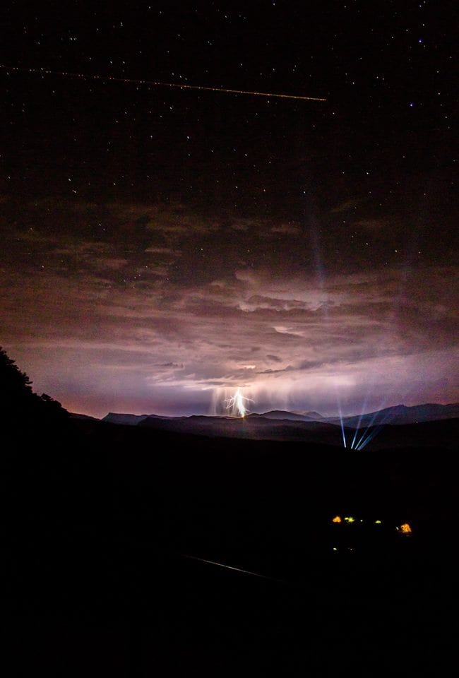 Photos d'éclairs pris depuis Gréolières en direction de Dignes lors d'une soirée Astronomie. Très beau Laser en premier plan lors d'un spectacle à Entrevaux - 25/08/2017 22:00 - Denis HUBER