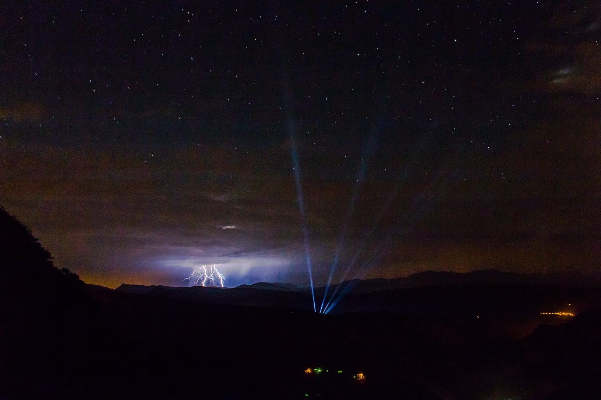 2° Photo d'éclairs pris depuis Gréolières en direction de Dignes lors d'une soirée Astronomie. Très beau Laser en premier plan lors d'un spectacle à Entrevaux - 25/08/2017 22:00 - Denis HUBER