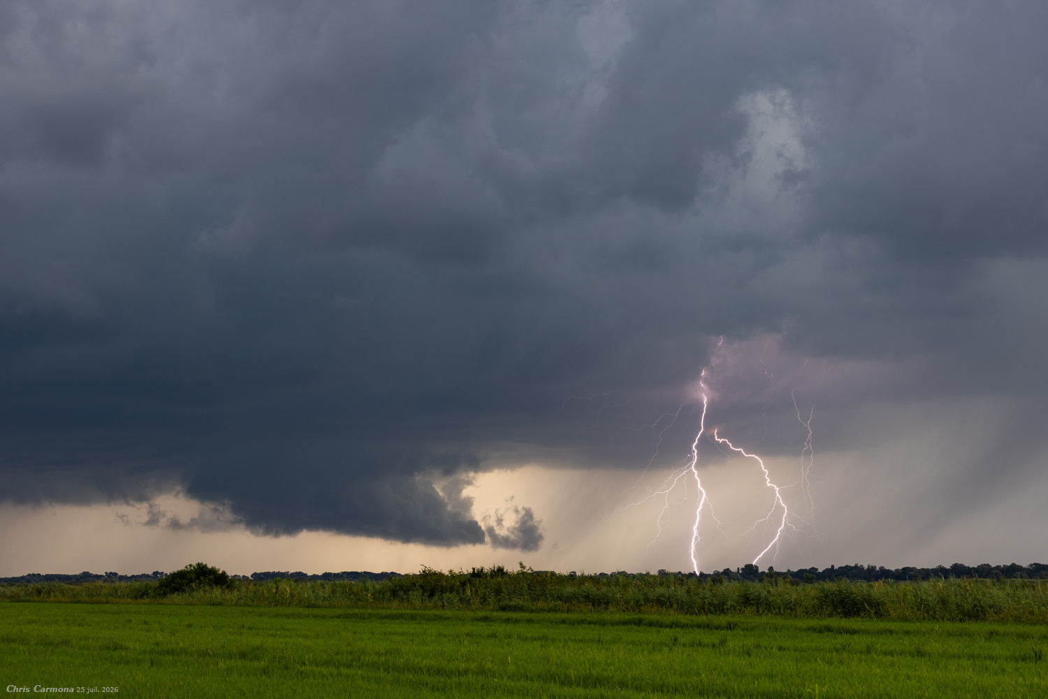 Nuage-mur en formation rapide sur une cellule en Camargue ayant pris naissance sur l'Espiguette. La foudre se met à tomber sur sa partie droite, alors que l'écho radar laisse suggérer une formation supercellulaire. - 25/07/2026 15:28 - Christian Carmona