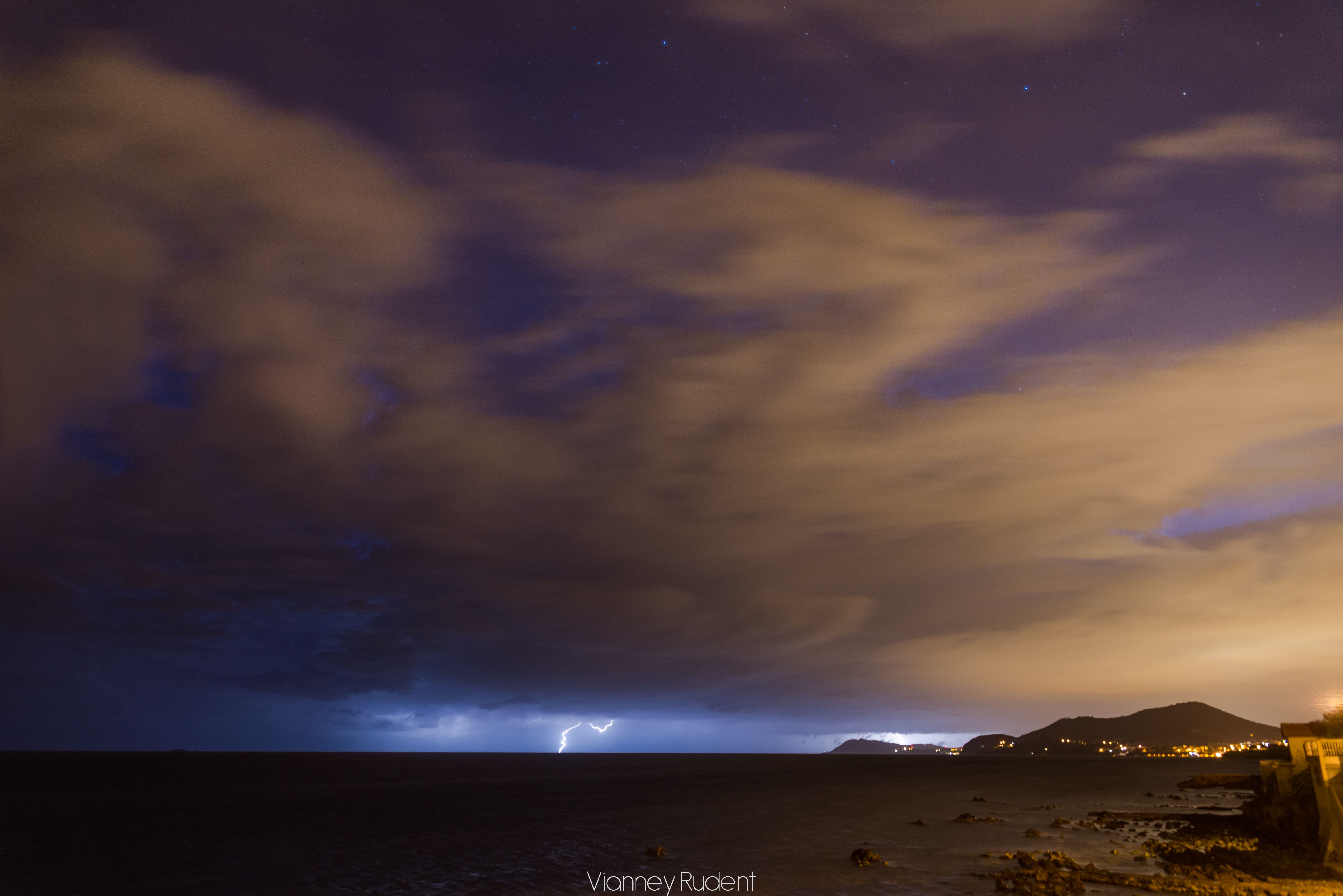 Superbe orage dans la rade Toulonnaise la nuit dernière, avec notamment de nombreux impacts positifs superpuissants - 26/01/2017 02:56 - Vianney Rudent