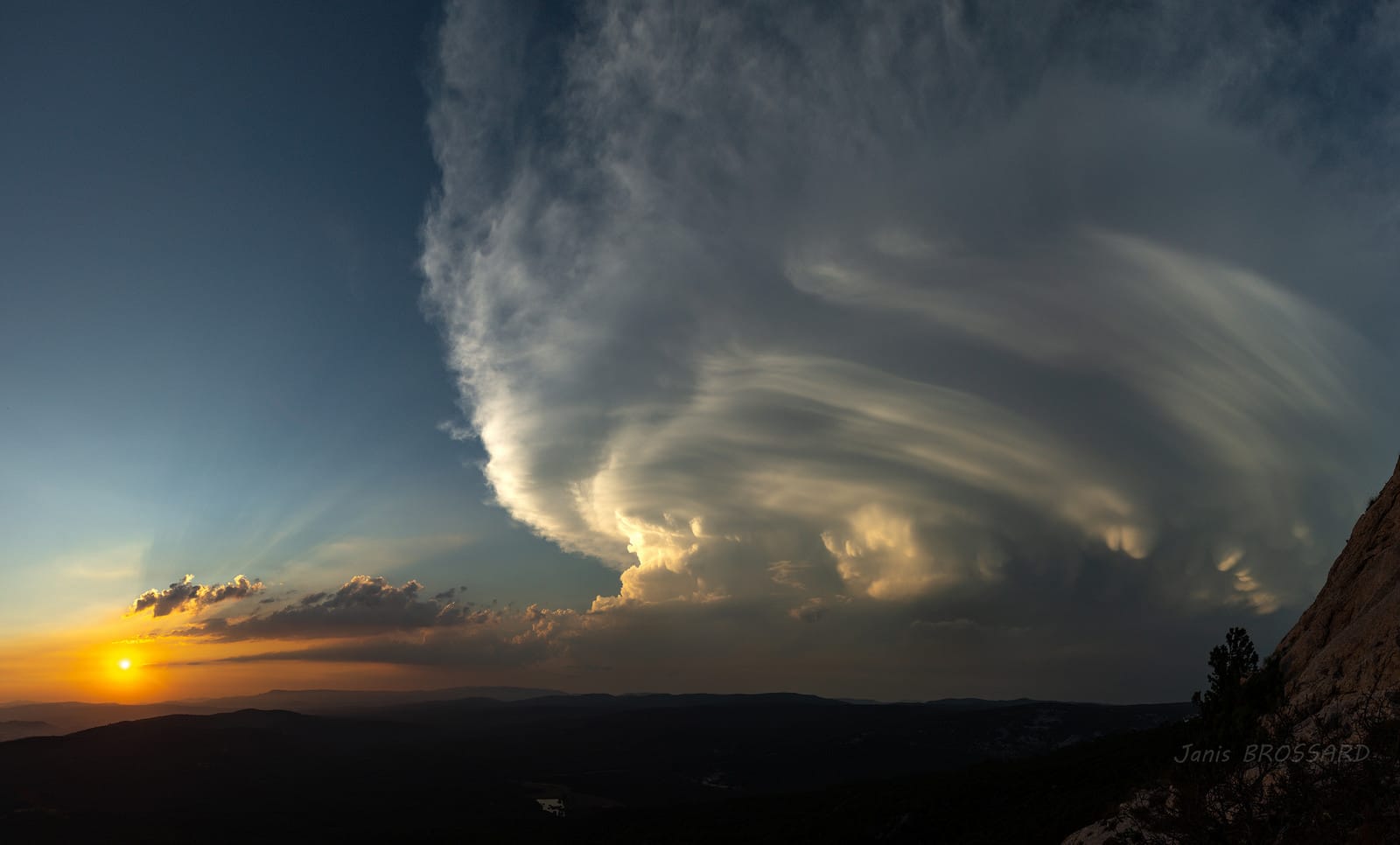 un magnifique spécimen qui a dévoré tout le nord-ouest varois sur son passage en fin de journée. 
  Depuis le Mont Caume, au sec.. je le contemple, dame nature tu me gâtes-la !! - 26/07/2018 21:00 - Janis Brossard