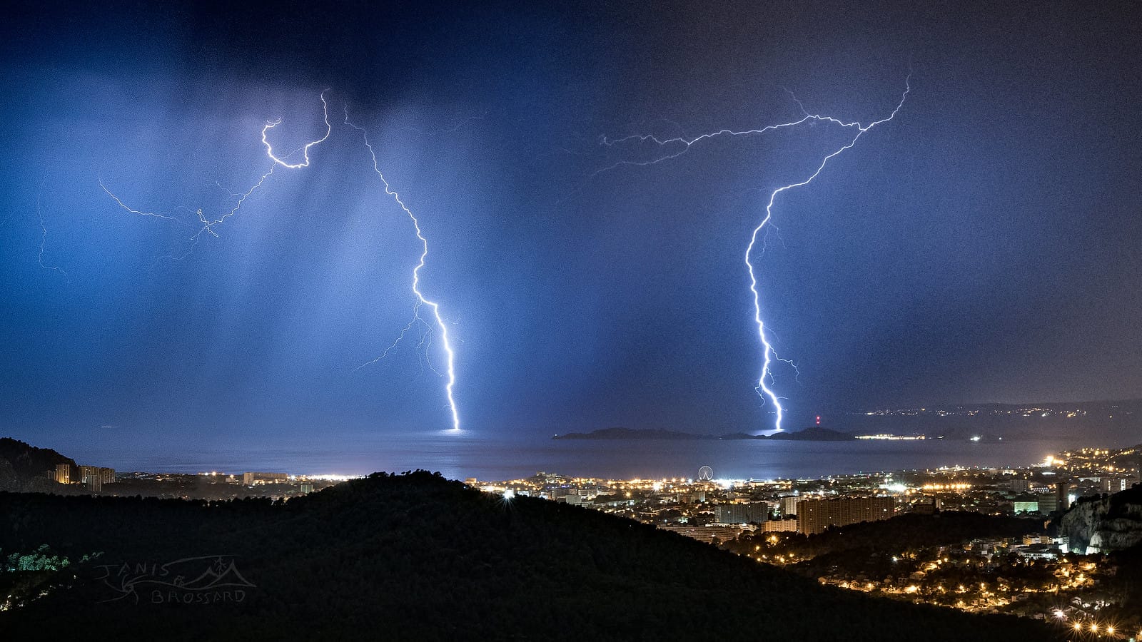 26 septembre 2021 ,

Episode orageux à l'échelle du quart Sud Est remarquable pour son intensité électrique , néanmoins pour le var (posté sur les hauteurs Toulonnais ) ,les modèles de prévision météo envisageaient du gros temps en deuxième partie de nuit mais cela s'est soldé par un beau fail , nous l'avions remarqué en faisant le parallèle avec la situation réel .
De ce fait l'option de tirer vers l'ouest en passant par le col de la Gineste (dans le 13 ) était une solution qui va s'avérer être payante =) - 26/09/2021 04:05 - Janis BROSSARD