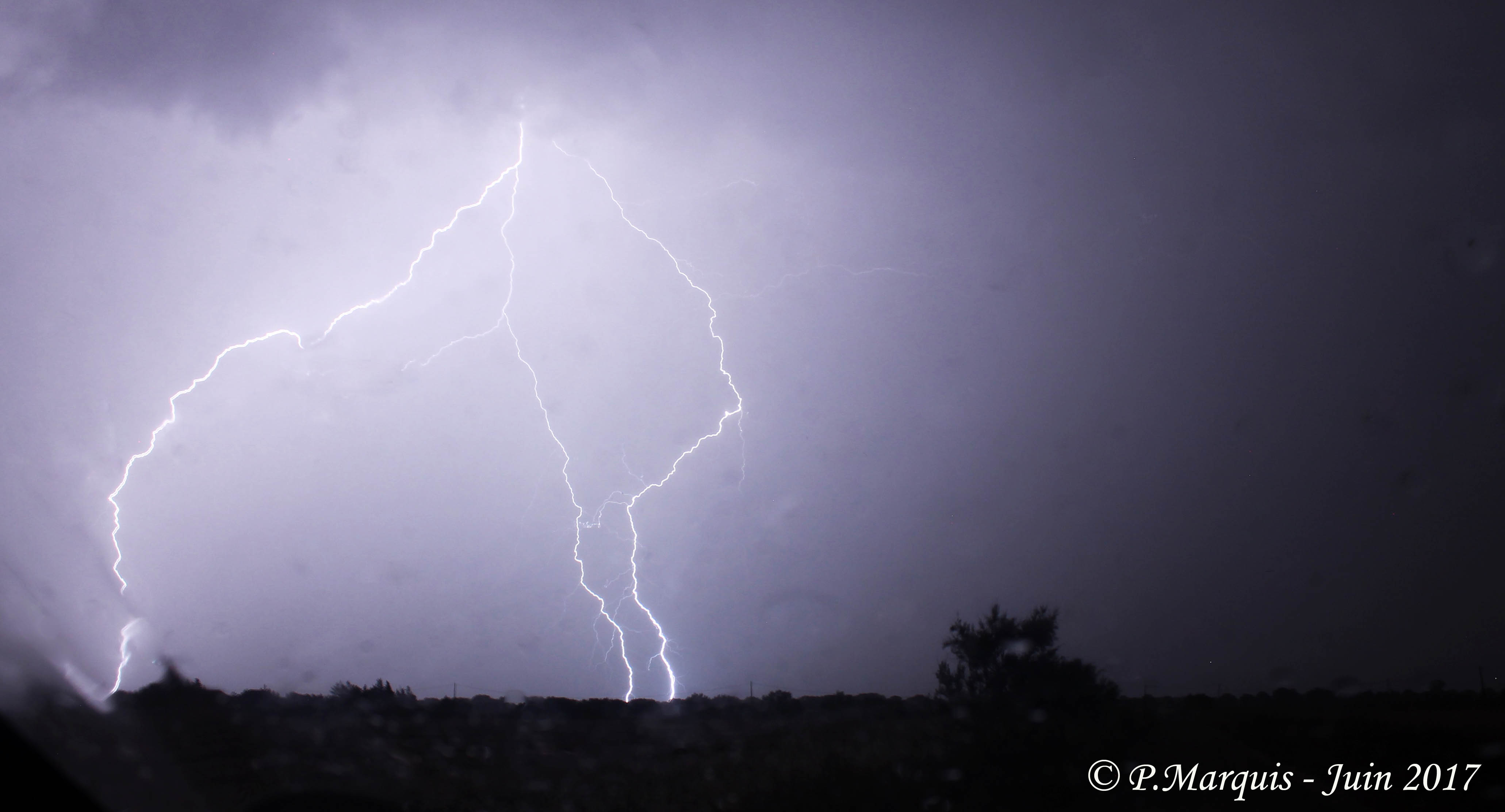 Triple impacts de foudre à l'Ouest d'Arles en soirée du mardi 27 Juin. La ligne pluvio-orageuse était intense ! - 27/06/2017 22:45 - Paul Marquis