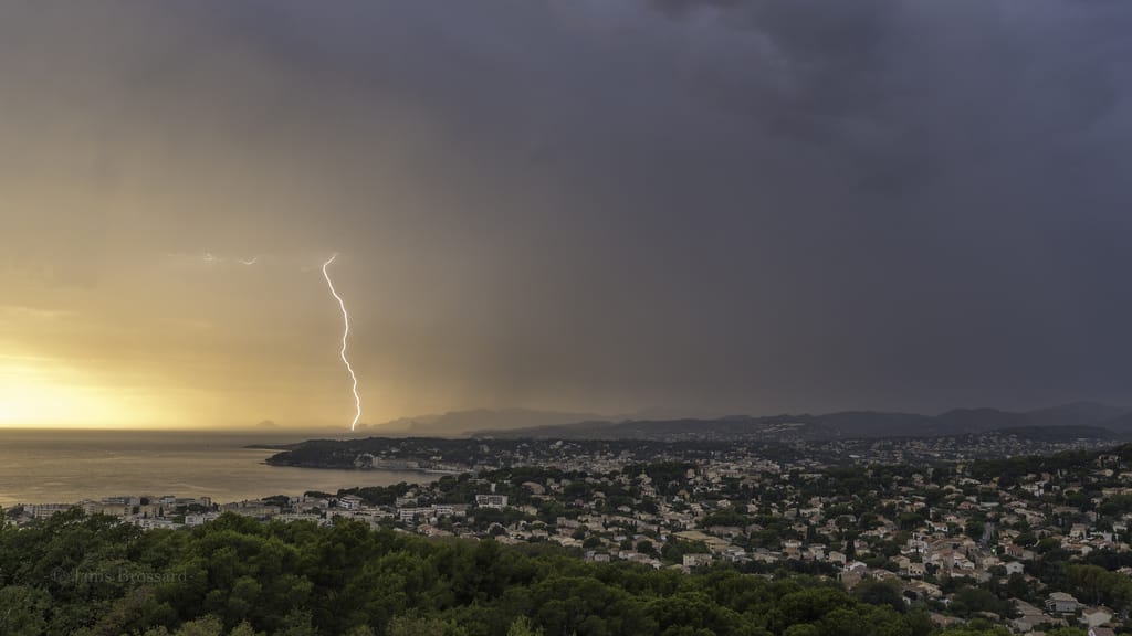 Le système orageux qui a sévi sur l'ouest Var et l'Est des Bouches du Rhône par flux de nord a entamé sa descente vers le littoral marseillais en début de soirée.
J'ai pu immortaliser le dernier souffle du monstre. A noter qu'en 1h de chasse ce fut le seul impact en mer ! Il est tombé précisément à 18h39 non loin du cap de l'Aigle (Cassis). - 27/09/2016 20:39 - Janis BROSSARD