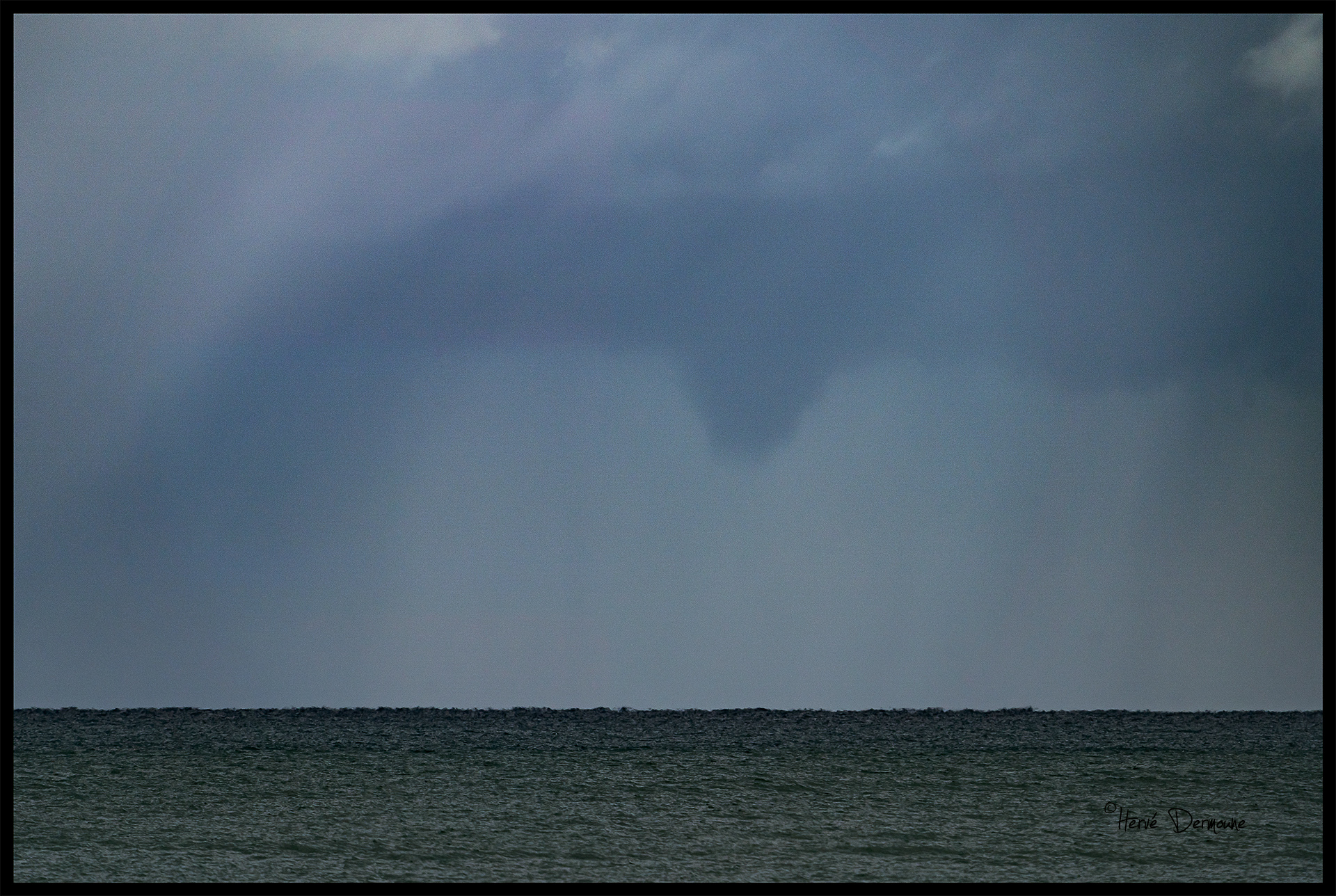 Un tuba s'est formé au large d'Antibes (06) pendant plusieurs minutes, avant d'être enveloppé par les précipitations. 
Je ne sais pas s'il y a eu contact avec la mer, je n'ai pas vu. - 28/08/2023 16:15 - Hervé Dermoune