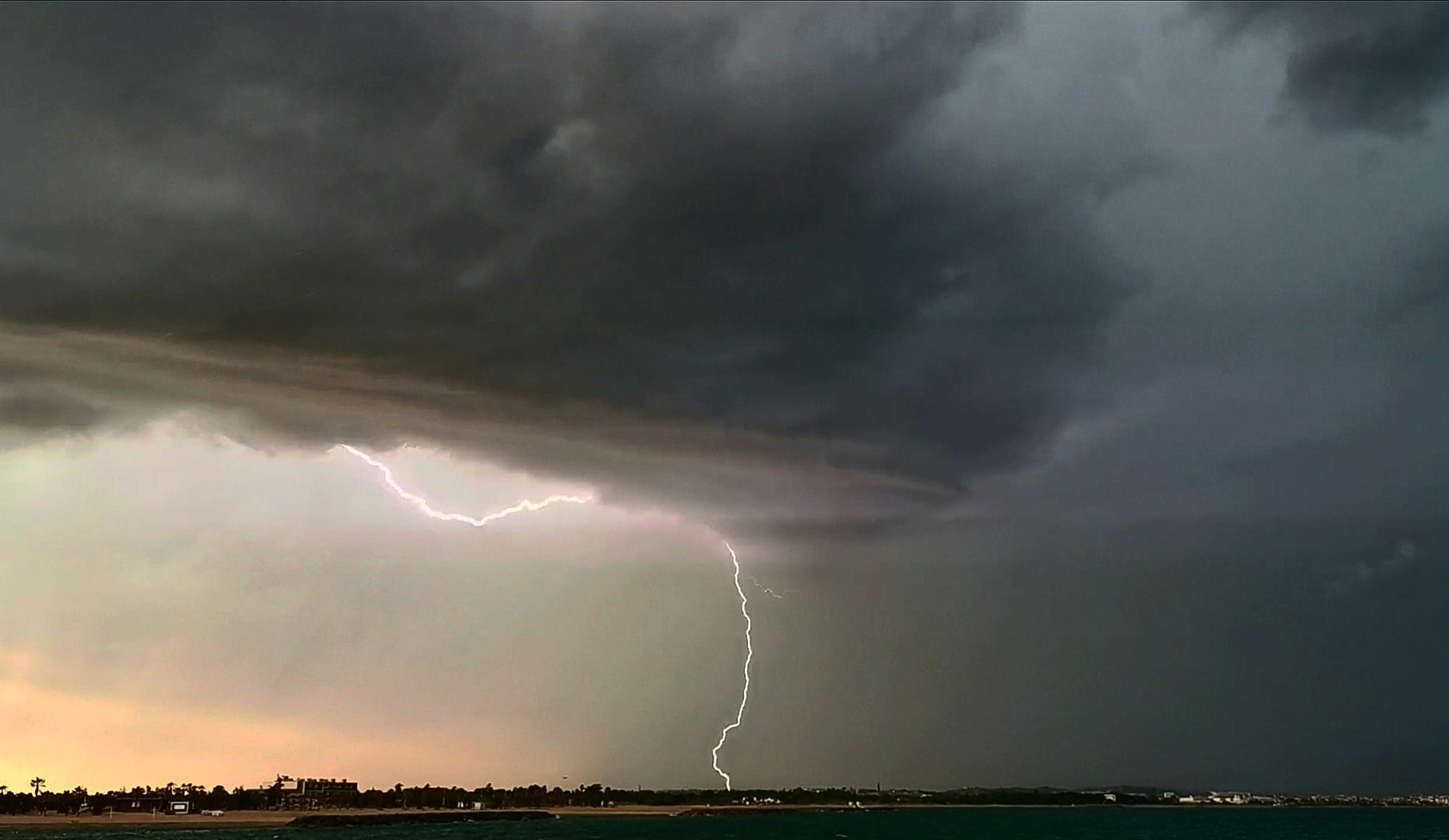 Orage, éclair, cellule très active - 28/05/2020 20:00 - Julien Bizet