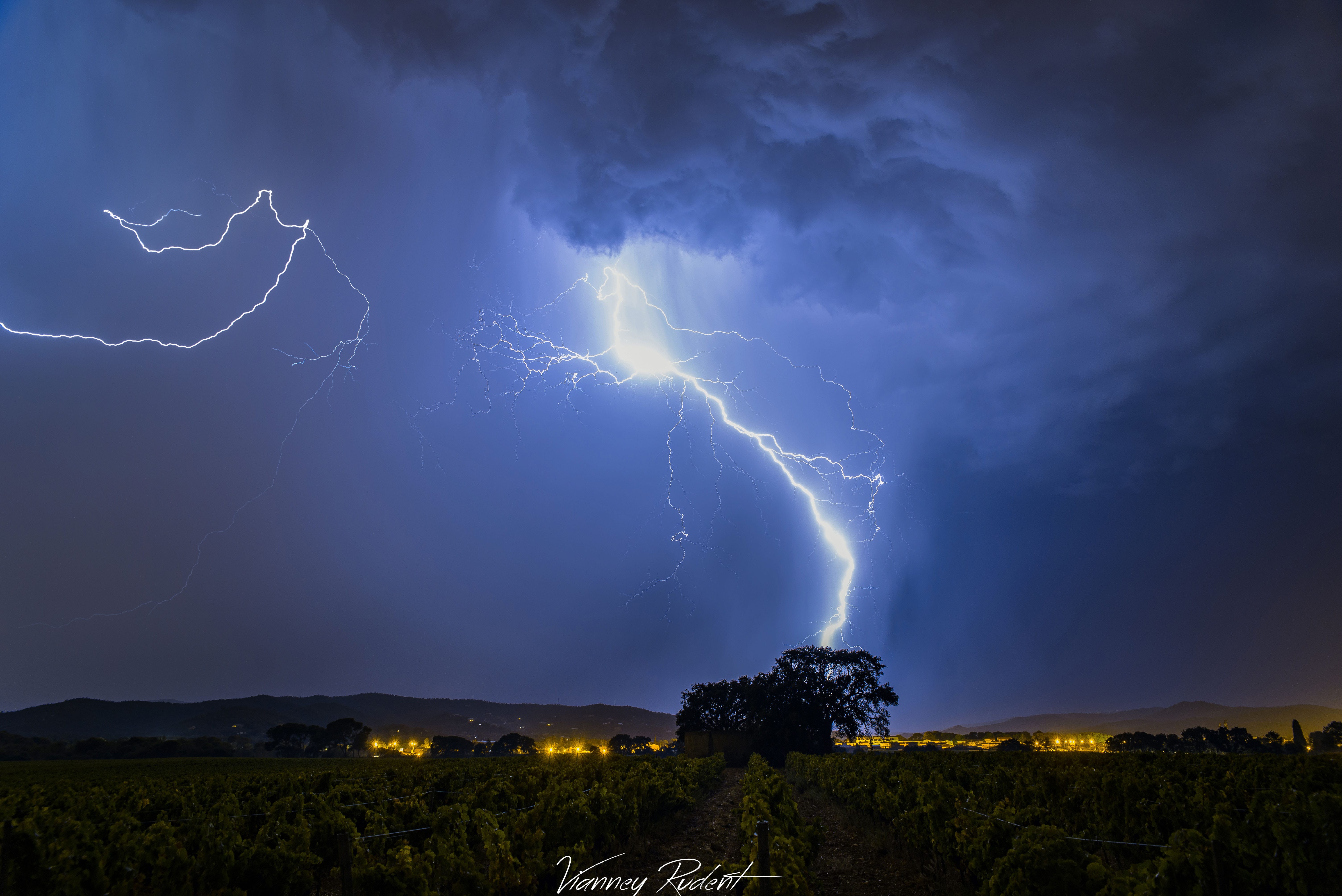 Beaux coups de foudre ramifiés capturés à La Londe les Maures dans le Var - 30/08/2016 01:53 - Vianney Rudent