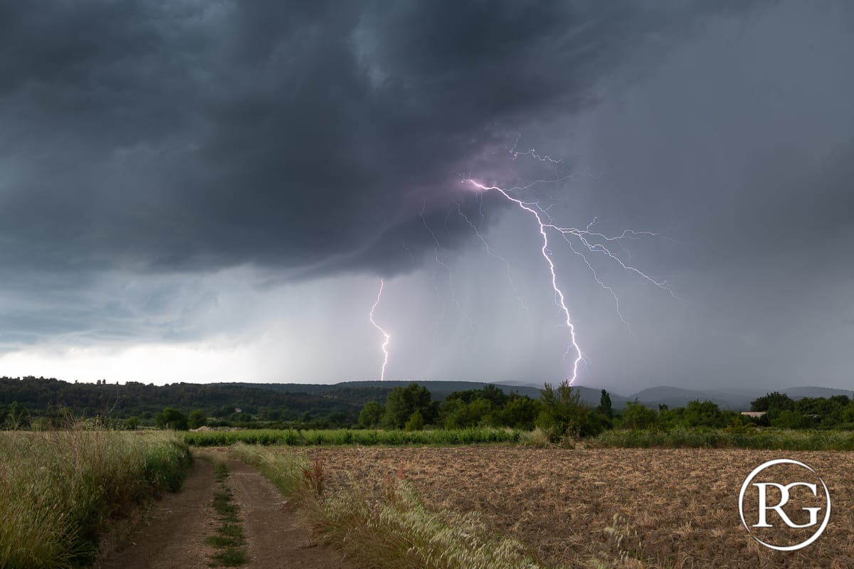 Cellule orageuse sévissant sur Gordes et le Nord-Ouest du Luberon, avant qu'elle déborde sur la vallée du Rhône. - 29/05/2020 17:02 - Raphaël Grinevald