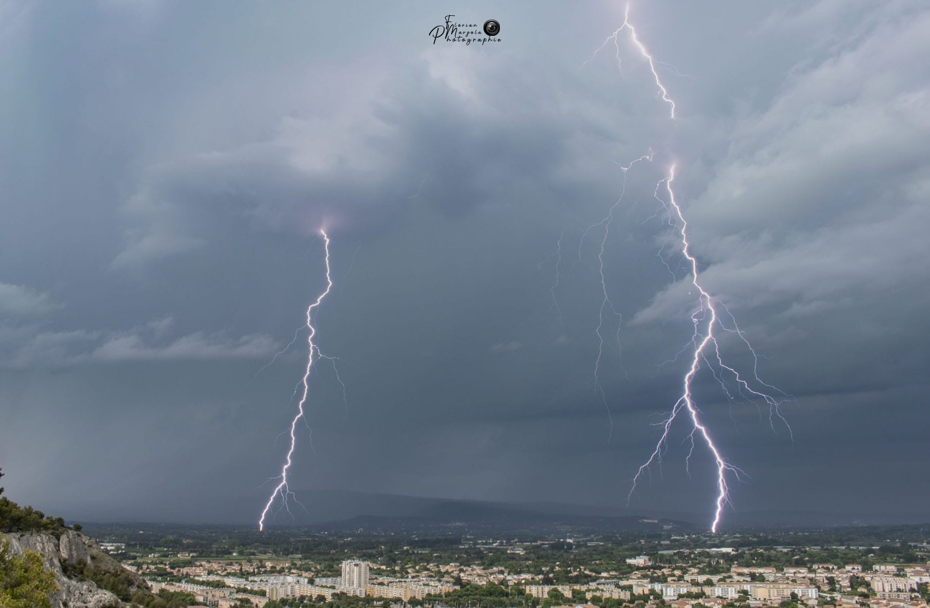 Orage riche en grêle dans le Vaucluse, au nord de Cavaillon , alimenté par une convergence entre mistral et vent d'Est. Les impacts de foudre en air sec ne se comptaient plus. - 29/05/2020 17:21 - Florian MARZOLA