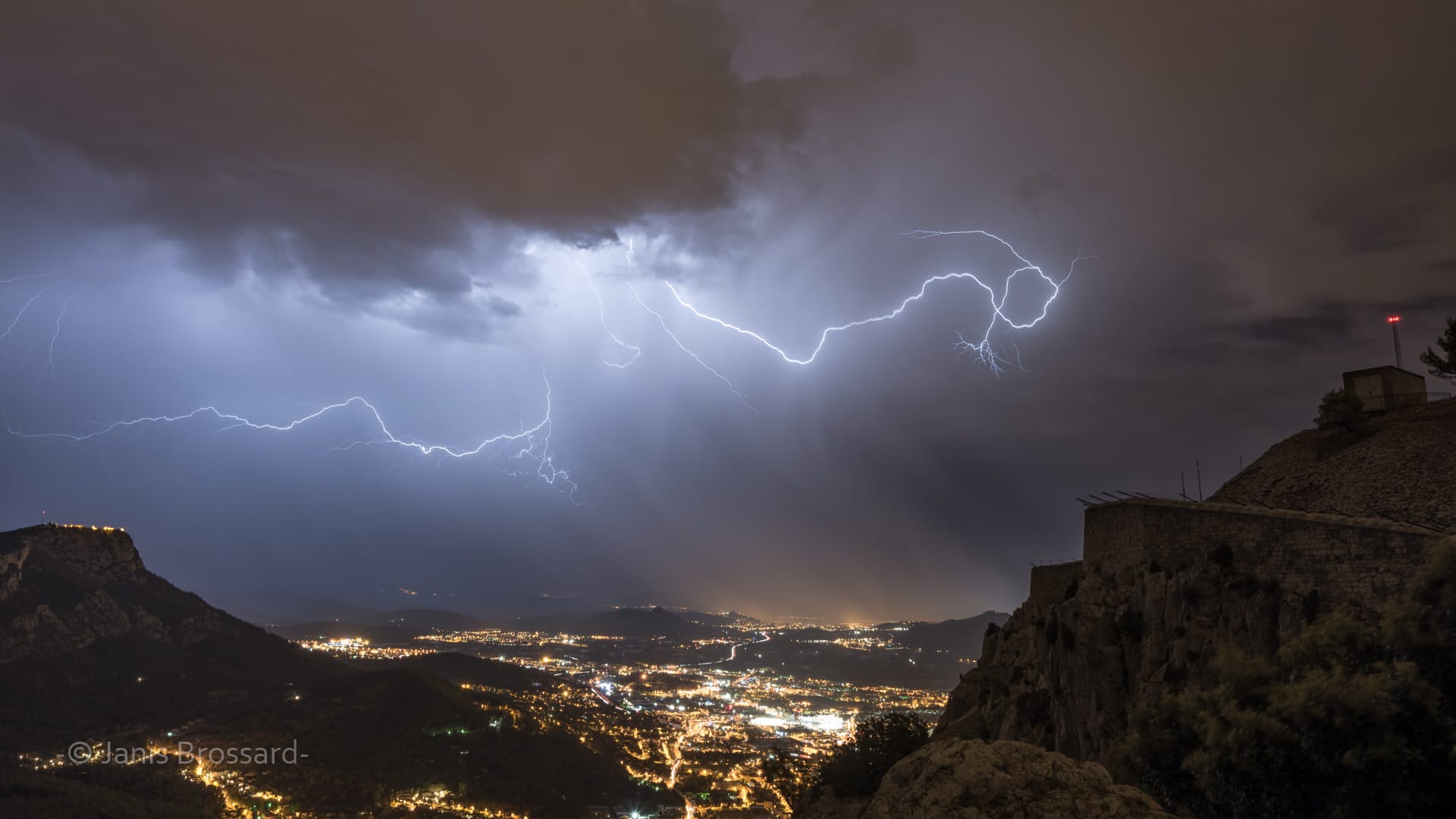 Des orages ont éclaté en début de nuit à l'est de Toulon (83) nous offrant ainsi un spectacle électrique.
Photo réalisée au sommet du Mont Faron, où l'on distingue le Fort à droite et à gauche le Mont Coudon. Au centre la Valette-du-Var. - 31/08/2016 01:43 - Janis BROSSARD