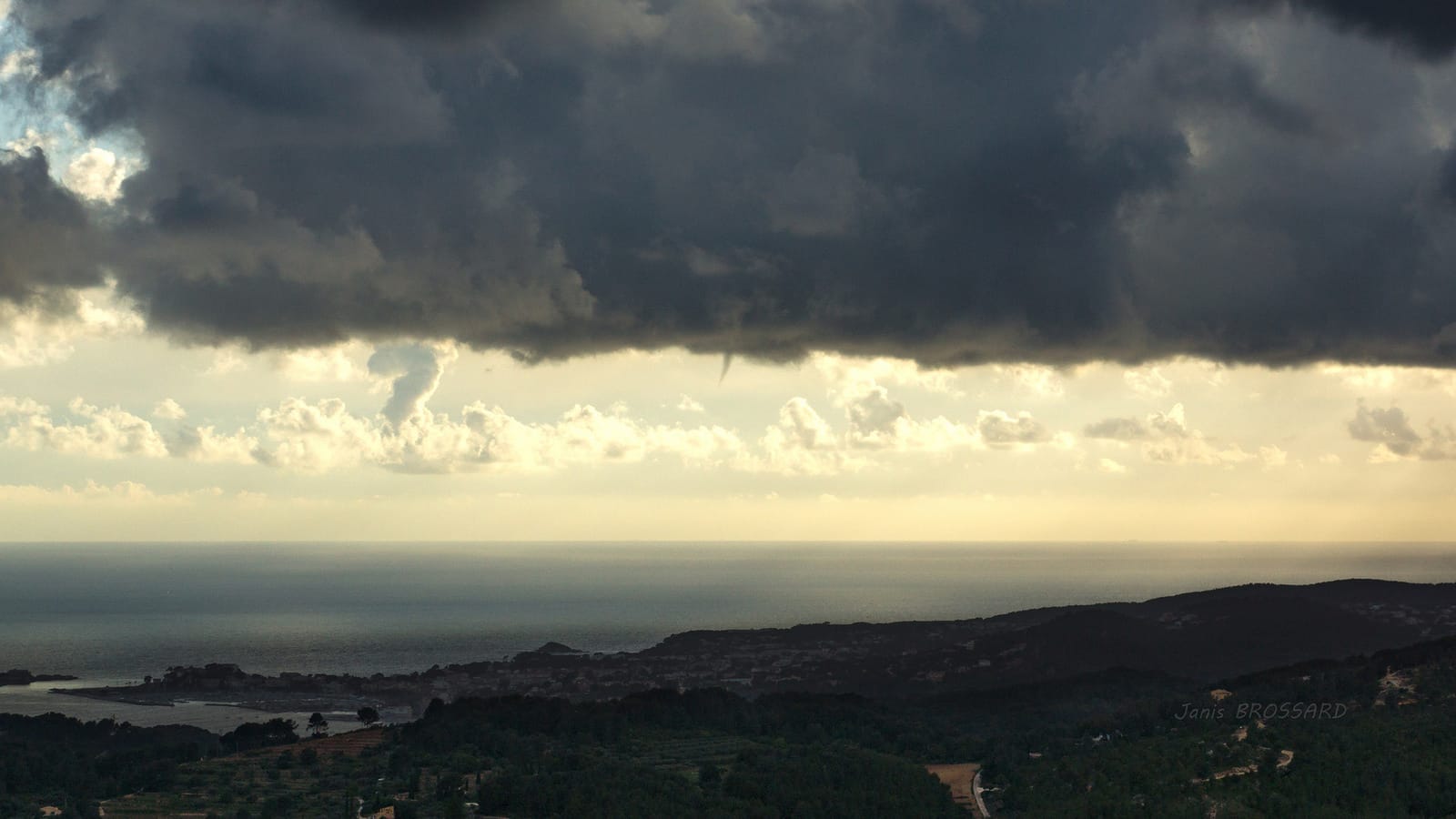 Depuis que je fait de la photo , c'est mon premier tuba ( amorce de trombe marine ) ! hélas il ne durera pas très longtemps , il s’était formé au large de Bandol sous un gros cumulus , peu de temps après le nuage se sera complètement dissipé ! - 30/04/2018 18:30 - Janis BROSSARD