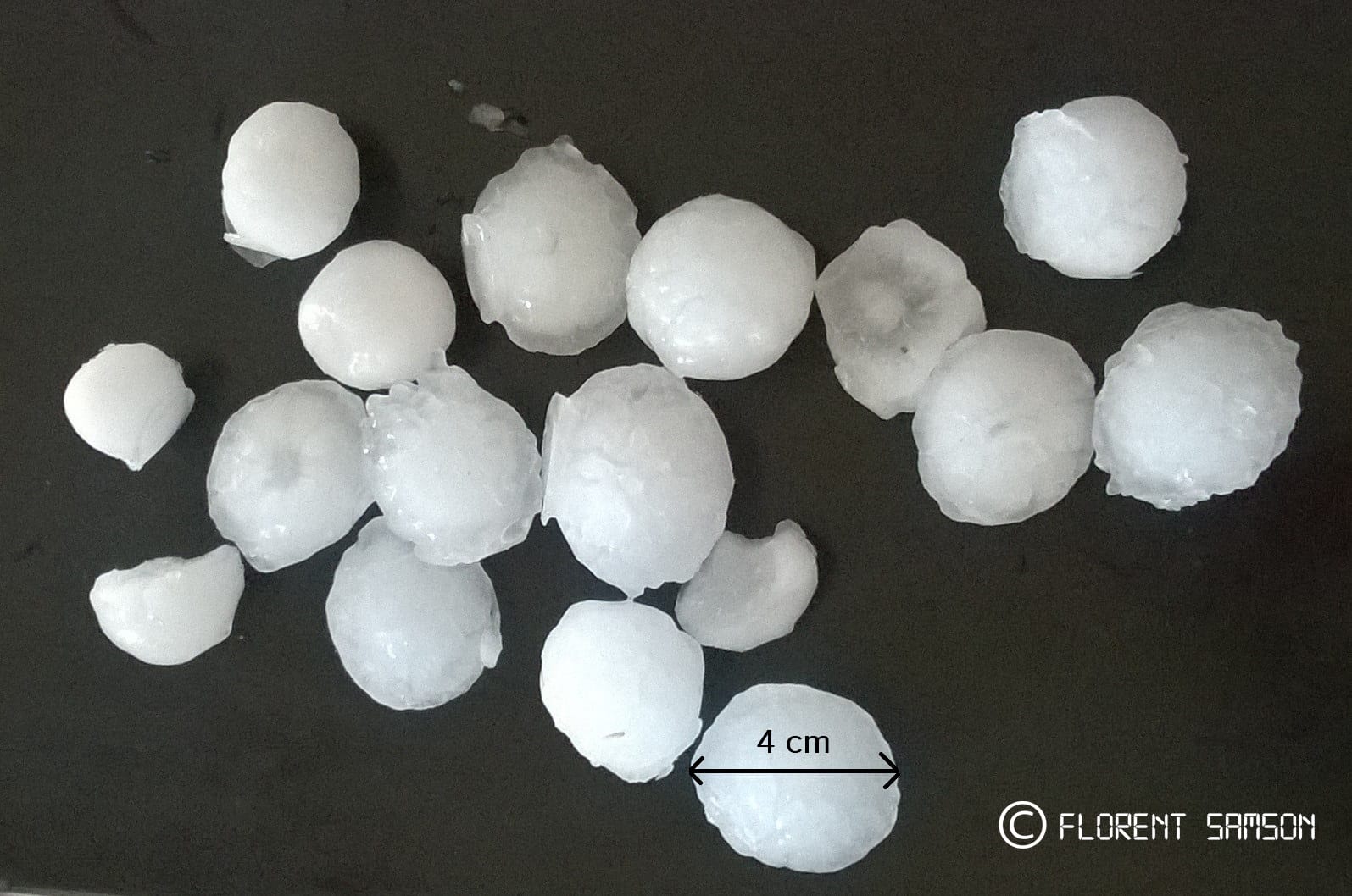 Plusieurs orages éclataient autour de la région de Castellane, autour de Demandolx, autour du Verdon, quand tout à coup des mammatus firent leur apparition dans le ciel de Robion (Hameau de Castellane, là où j'étais). Il a commencé à pleuvoir des tout petit grêlons qui ont grossi très rapidement ! Pendant un peu moins de 10 minutes, de la grêle supérieure à 2 cm. Ensuite tout s'est arrêté et l'orage a poursuivi sa route vers l'est.
PS: Pour l'heure, je ne sais plus, il me semble que c'était autour de 19H30 - 20H00 - 30/06/2016 21:30 - Florent SAMSON