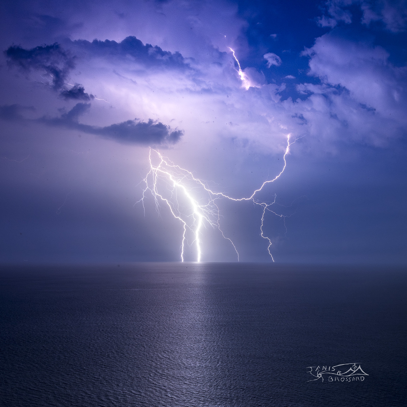 30 juin 2023


Durant toute la nuit, un orage isolé de taille vraiment très modeste aura parcouru tout le littoral varois et à son passage à proximité de Carqueiranne, il offrira des petits paquets de foudre bien puissant sur la Grande Bleue dépourvue de toute activité humaine ! - 30/06/2023 01:30 - Janis BROSSARD