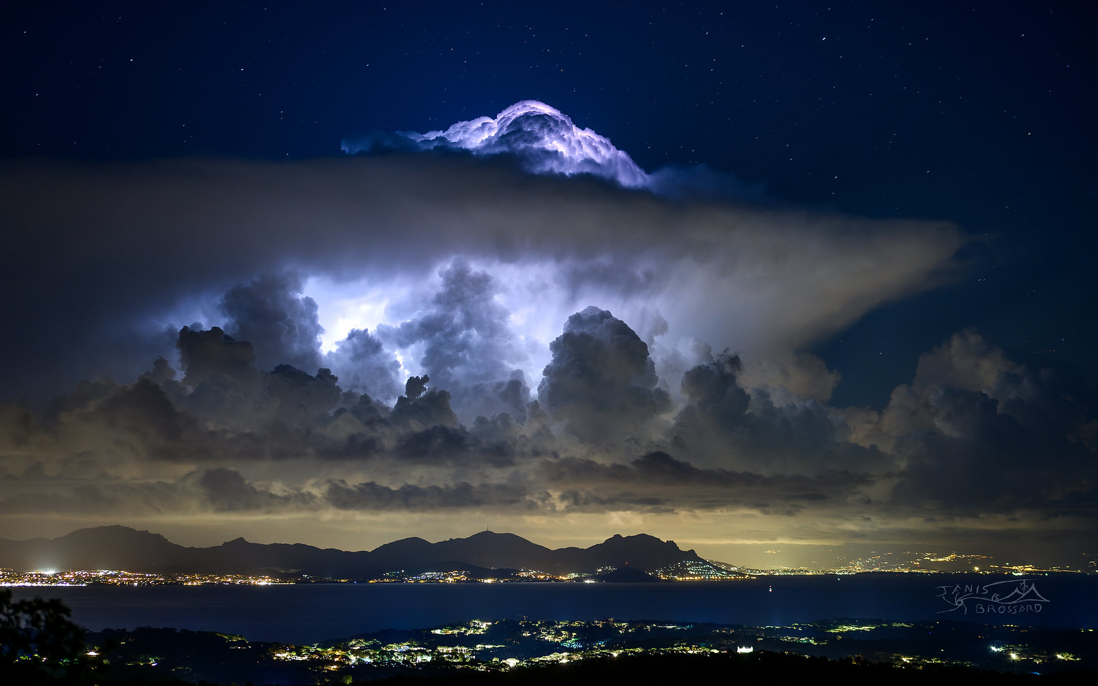 30 septembre 2022 ,

Rien de mieux que de finir le mois de septembre en beauté depuis les hauteurs de Saint-Tropez , le retour d'Est est
Un excellent candidat pour émerveiller les observateurs/observatrices du ciel !
À titre personnel, j 'ai rarement vu un sommet pénétrant aussi développé avec de telles couleurs 
Par ailleurs, on remarque le massif de l'Esterel qui parait finalement minuscule face à ce géant. - 30/09/2022 23:15 - Janis BROSSARD