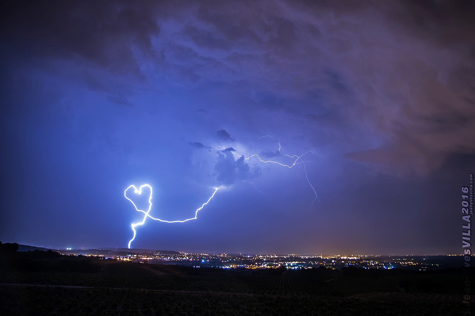 Cliché plutôt singulier prit dans le Vaucluse dans la nuit de samedi 30 au 31 juillet (au dessus de la ville de Sorgues à coté d'Avignon) - 31/07/2016 02:57 - Jean-Yves Villa