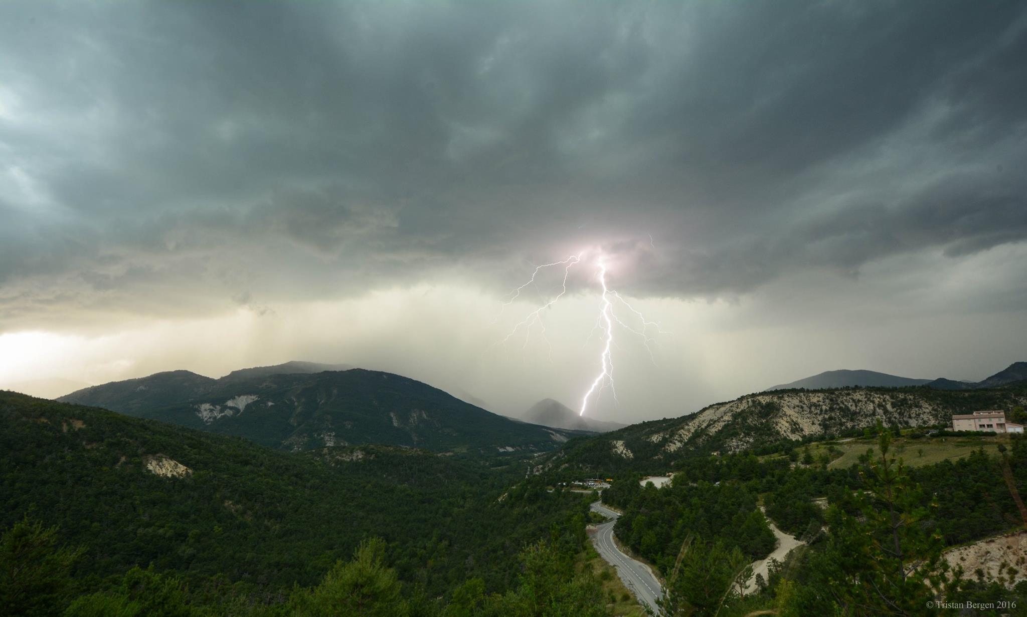 Impact de foudre ramifié en bordure d'un puissant orage près de Senez (04), une rotation généralisée de l'orage était alors visible - 31/07/2016 16:00 - Tristan Bergen