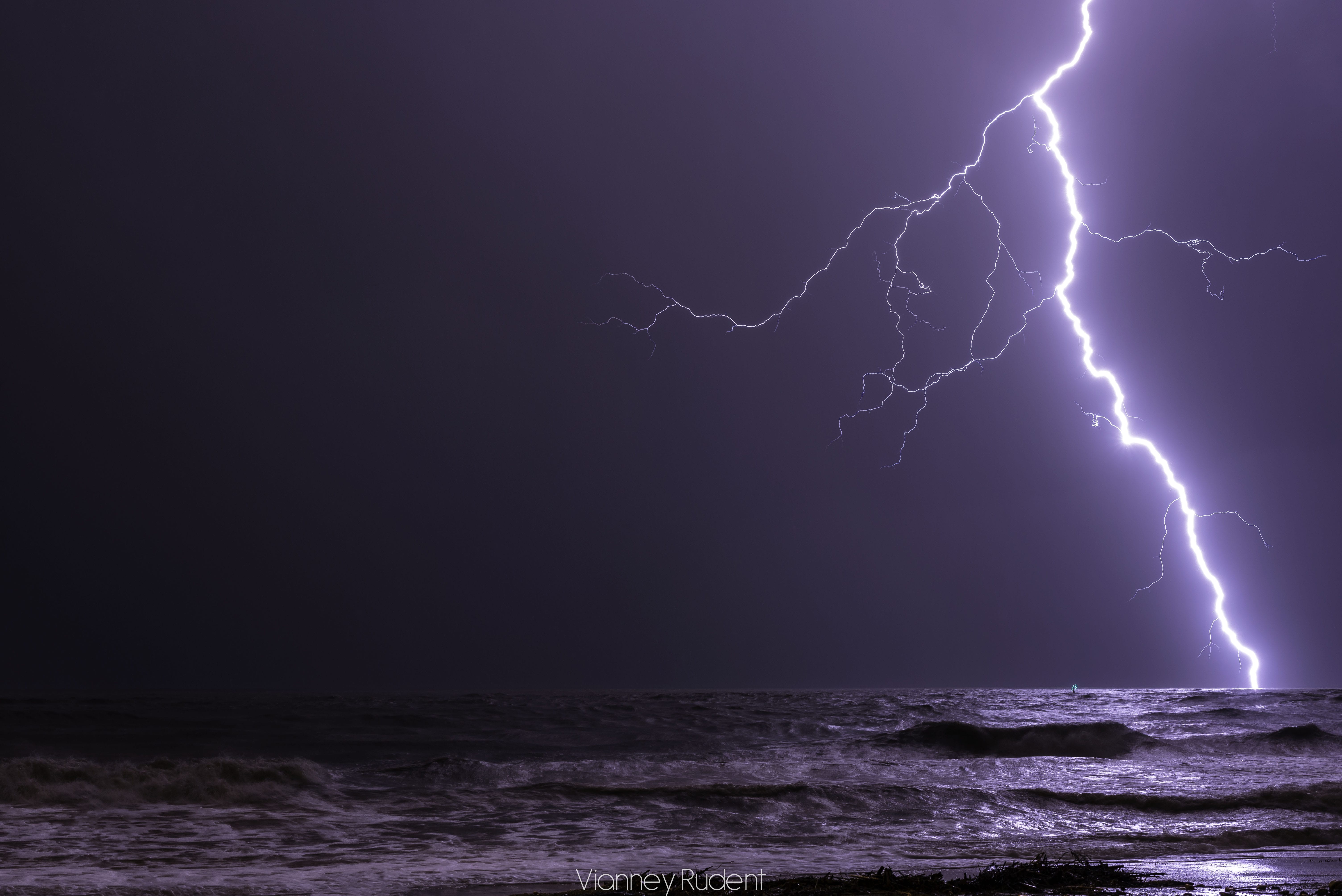 De beaux orages ont concernés le Var dans la journée du 31 Octobre. Ici une foudre proche à l'avant d'une cellule grêligène, prise depuis le port de La Londe les Maures. - 31/10/2018 21:17 - Vianney Rudent