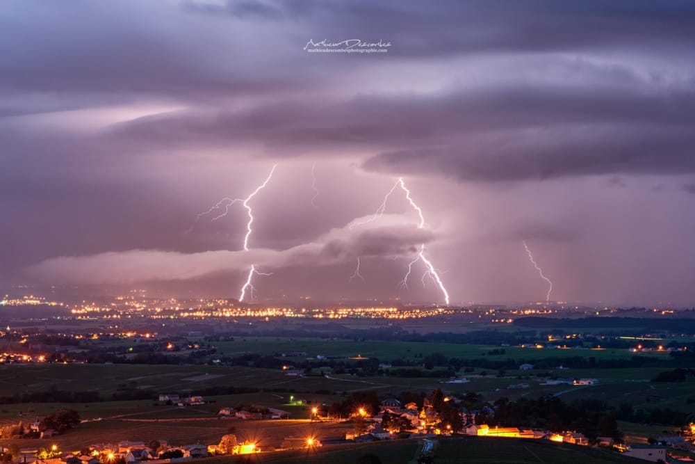 Une des cellules orageuses traversant la Dombe (depuis le Beaujolais). - 30/06/2016 00:00 - Mathieu DESCOMBES