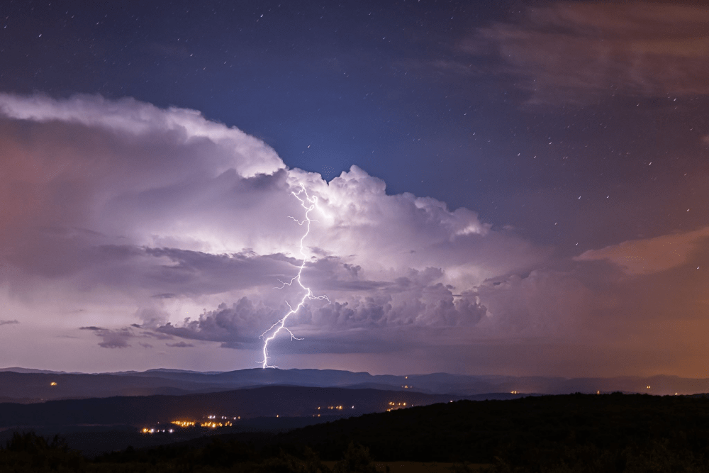Superbe orage sur la vallée de l'Ain vendredi 1er juillet en fin de soirée. - 02/07/2016 00:00 - Alexis PUGLIESE