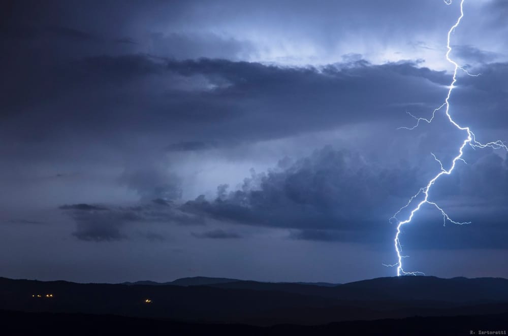 Extranuageux dans le pays de Gex (01) hier soir pris du Mont July. - 02/07/2016 01:00 -  Rno Chasseur d'orages