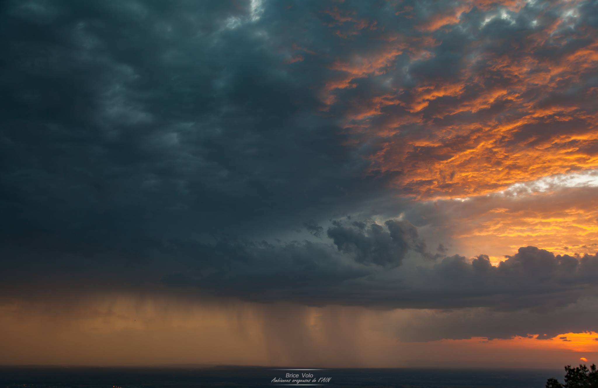 Orage au couché du soleil ce soir sur Lyon - 02/08/2017 20:45 - Brice Volo