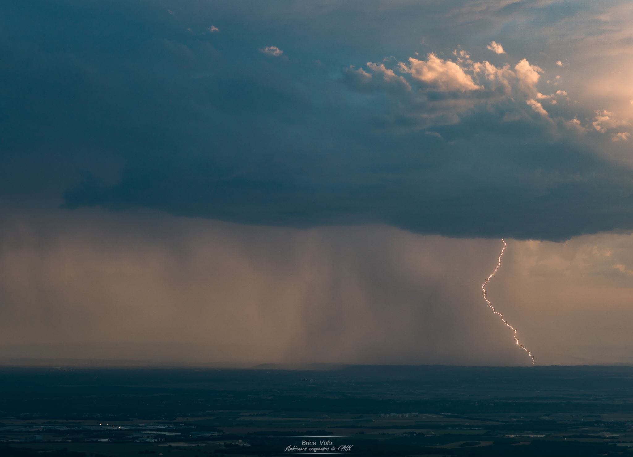 Orage au couché du soleil ce soir sur Lyon - 02/08/2017 20:45 - Brice Volo