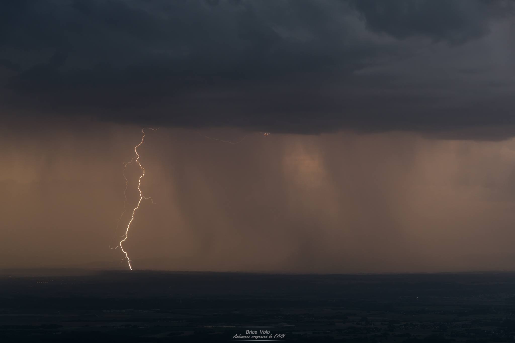 Orage au couché du soleil ce soir sur Lyon - 02/08/2017 20:45 - Brice Volo