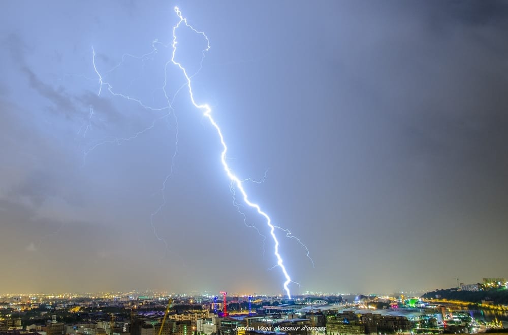 Impact de foudre dans le 7ème arrondissement de Lyon. - 02/07/2016 02:00 - Jordan VEGA