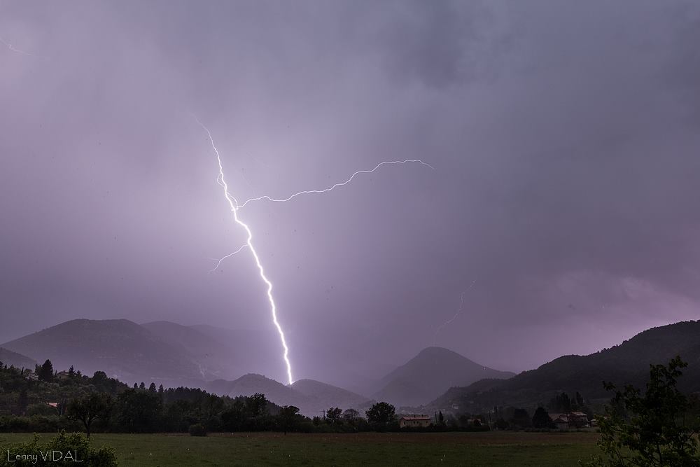 Orage assez virulent en cette fin d'après midi au pied du Ventoux, à Montbrun-Les-Bain (26) - 02/05/2017 19:00 - Lenny VIDAL