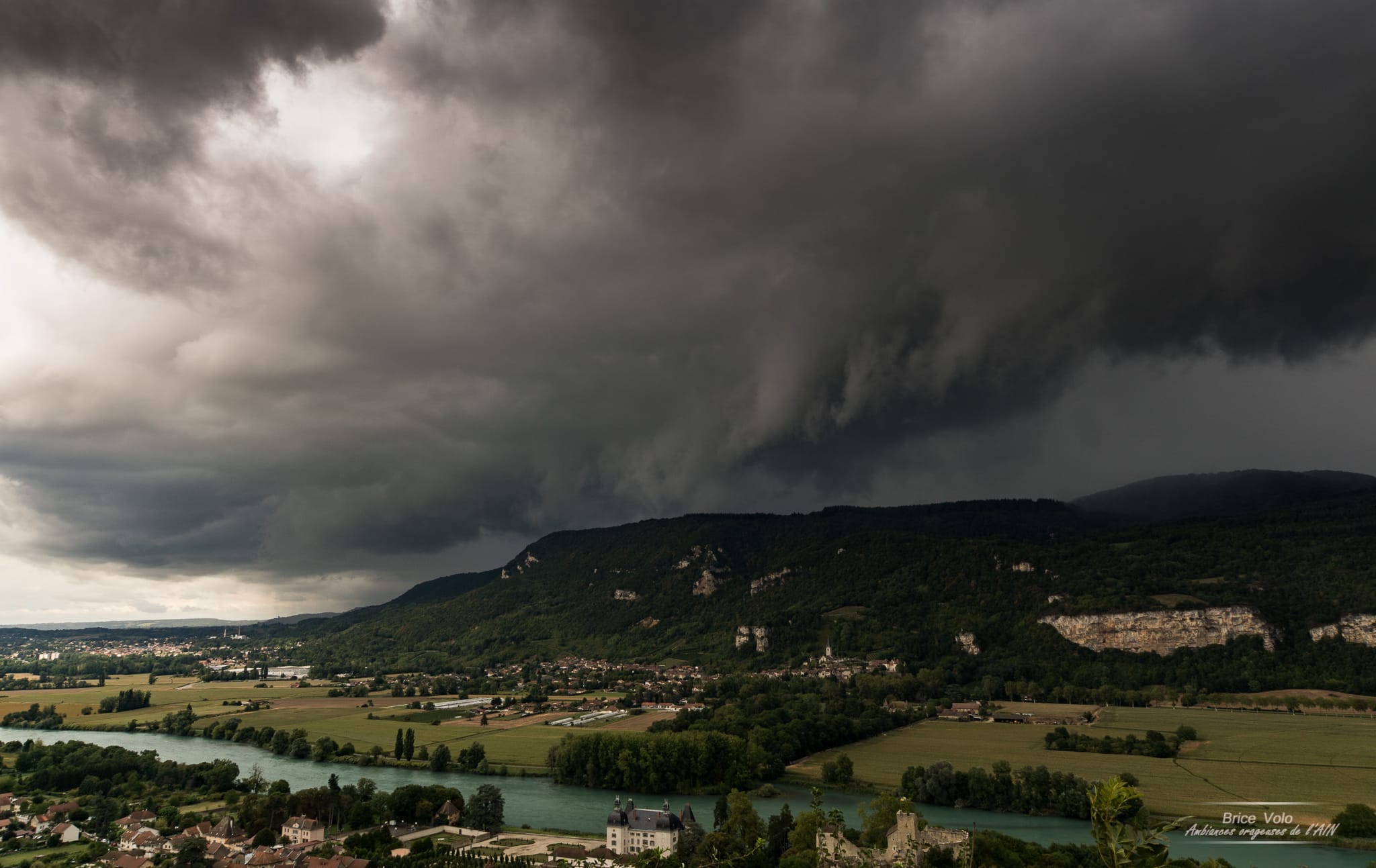 arcus en approche du village de st sorlin en bugey - 02/09/2017 13:56 - brice volo