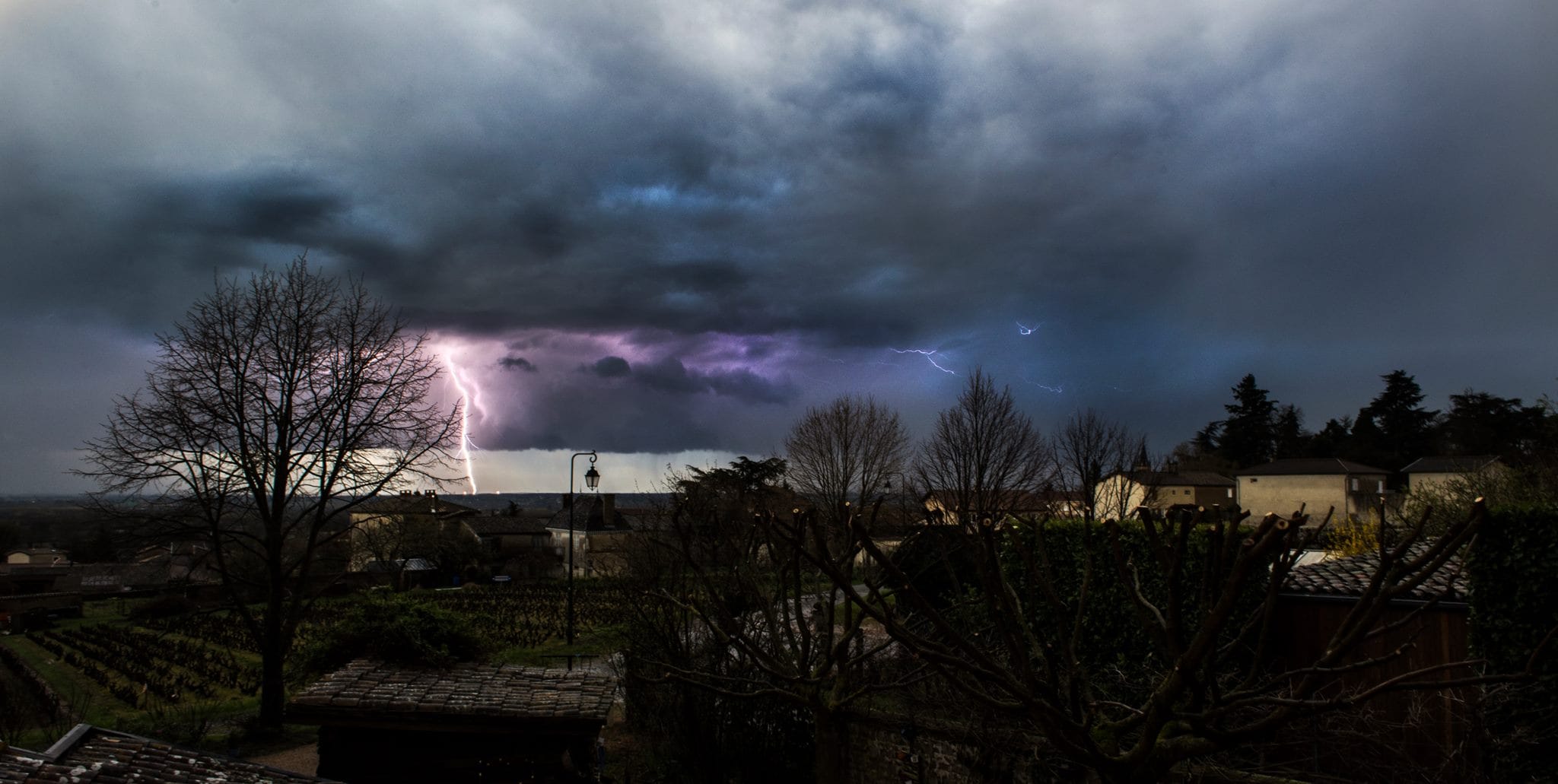 Arcus et foudre à Lancié dans le Rhône. - 04/04/2018 19:00 -  Agence Fotographe?k