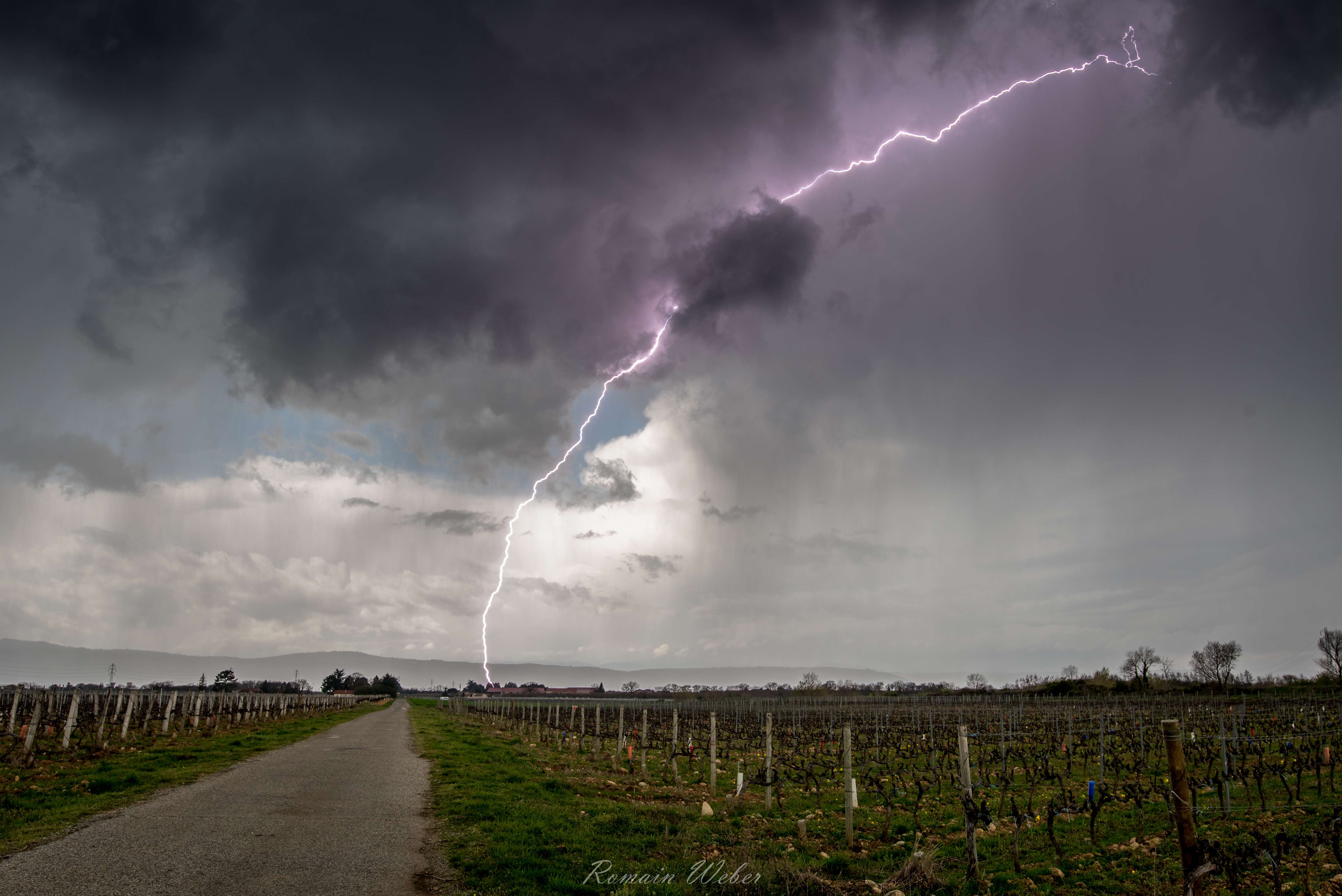 En ce mercredi 04 avril, des orages éclatent en vallée du Rhône. Les impacts de foudre sont puissants et tombent régulièrement entre Tournon-sur-Rhône et Valence. - 04/04/2018 14:03 - Romain Weber